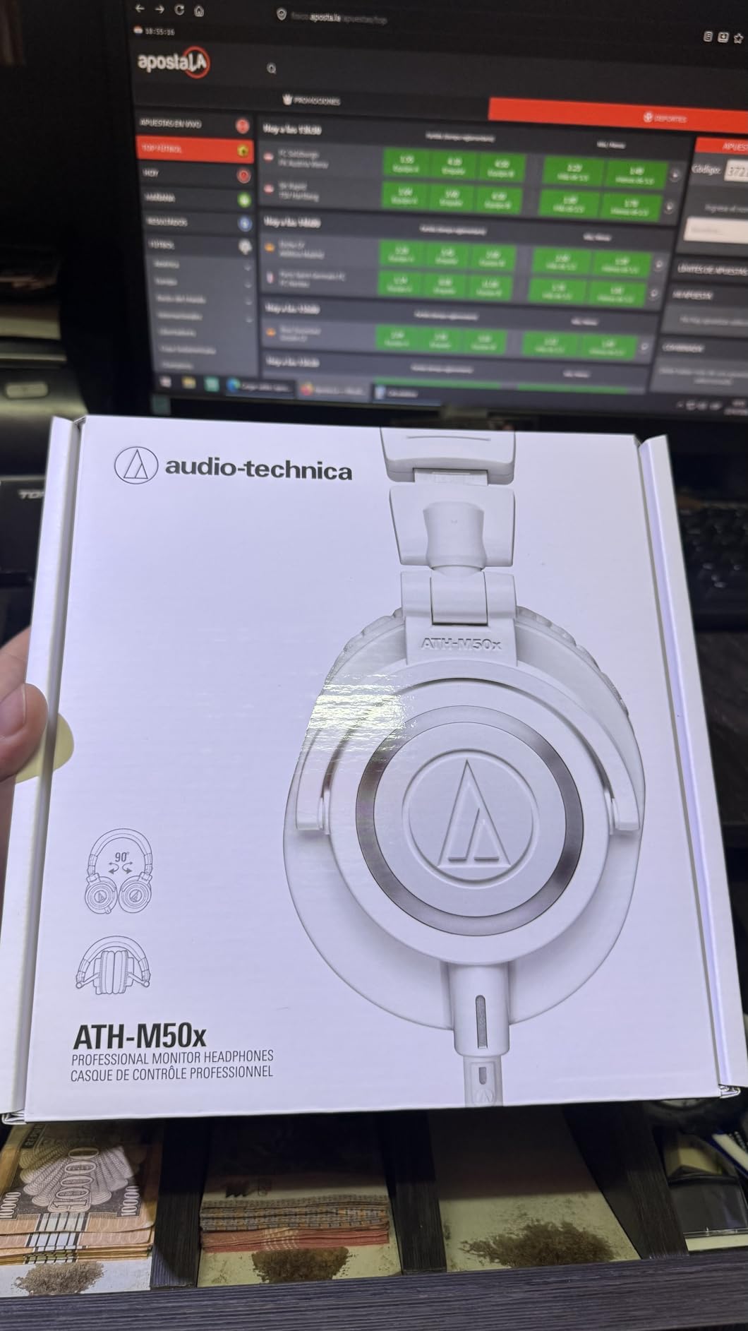 Audio-Technica ATH-M50X Professional Studio Monitor Headphones, Black, Professional Grade, Critically Acclaimed, with Detachable Cable customer photo 2