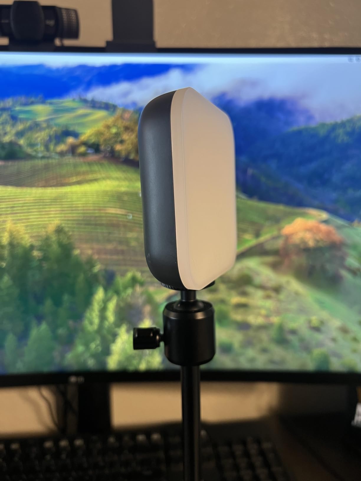Logitech for Creators Litra Glow Premium LED Streaming Light - Graphite customer photo 2