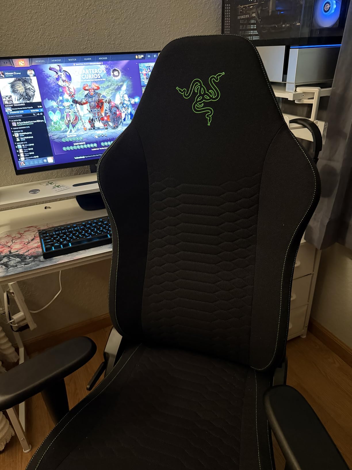 Razer Iskur V2 X Ergonomic Gaming Chair: Built-in Lumbar Support - Widened Seat Base - High Density Foam Cushions - Adjustable 152 Degree Recline - 2D Armrests - Plush Fabric Finish - Black customer photo 1