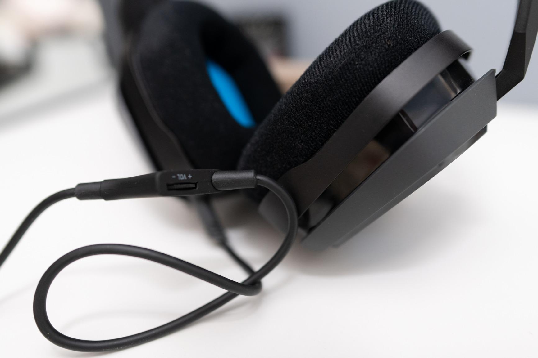 ASTRO Gaming A10 Wired Gaming Headset, Lightweight and Damage Resistant, 3.5mm Audio Jack, for Xbox/PS/Nintendo/PC - Black/Blue customer photo 2