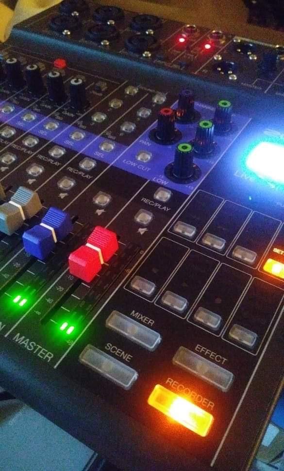 Zoom LiveTrak L-8 Recorder/Mixer for Musicians & Podcasters, 6 Combo + 2 Stereo Inputs, 4 Headphone Outputs, Battery Powered, Sound Pads, Phone Input, USB Audio Interface customer photo 2