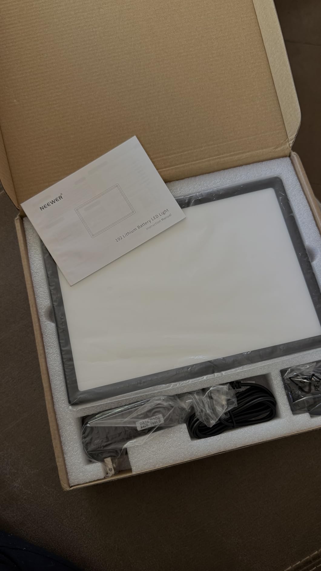 NEEWER LED Video Soft Light Panel,19.5W Ultra Slim Dimmable Bi Color Studio Camera Light with 2PCS 4000mAh Built in Lithium Batteries, 3200-5600K CRI95+ for Photography Video Recording Live Streaming customer photo 2