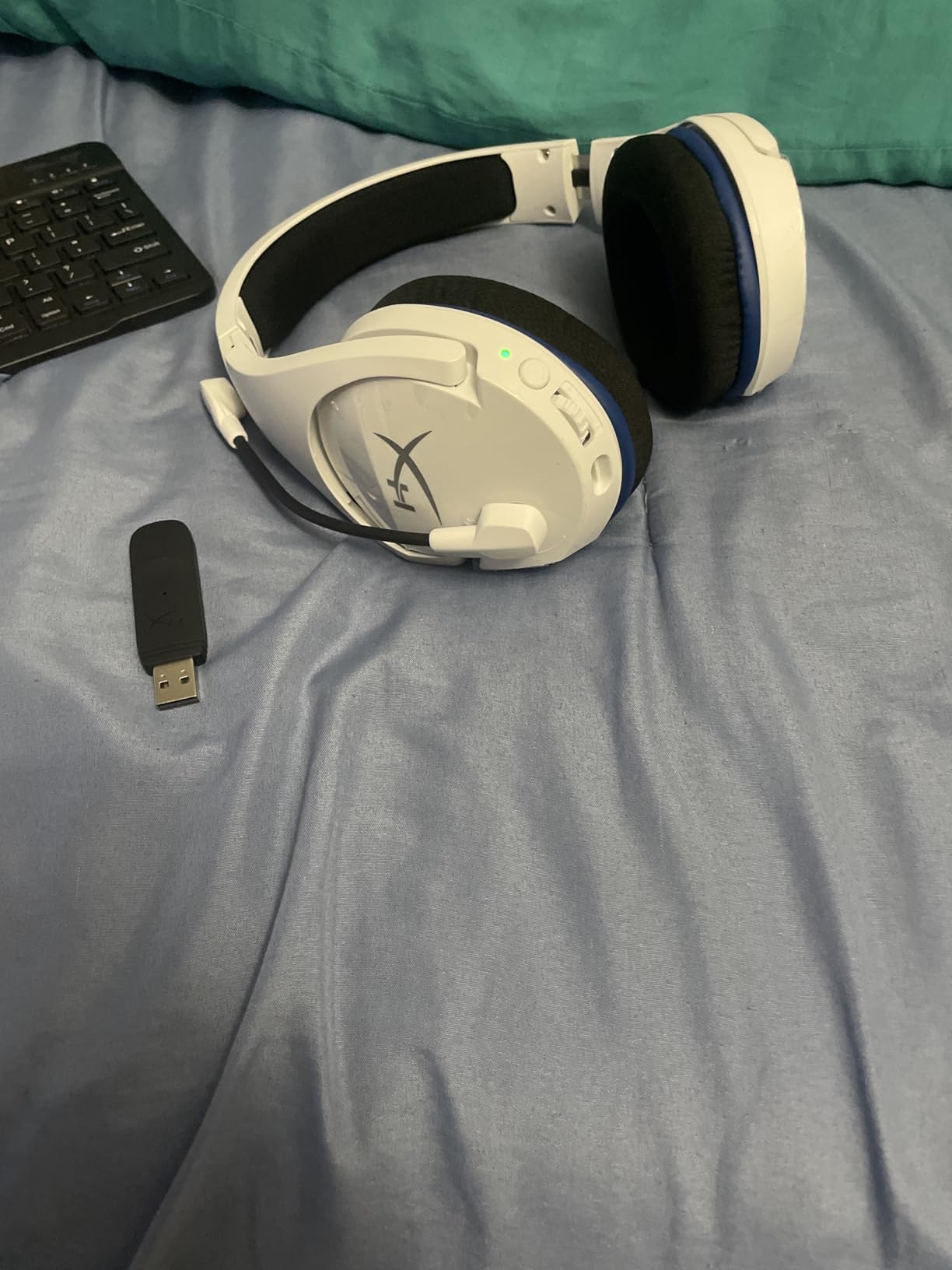 HyperX HHSS1C-KB-WT/G Cloud Stinger Core - Wireless Gaming Headset, for PS4, PS5, PC, Lightweight, Durable Steel Sliders, Noise-Cancelling Microphone - White customer photo 1