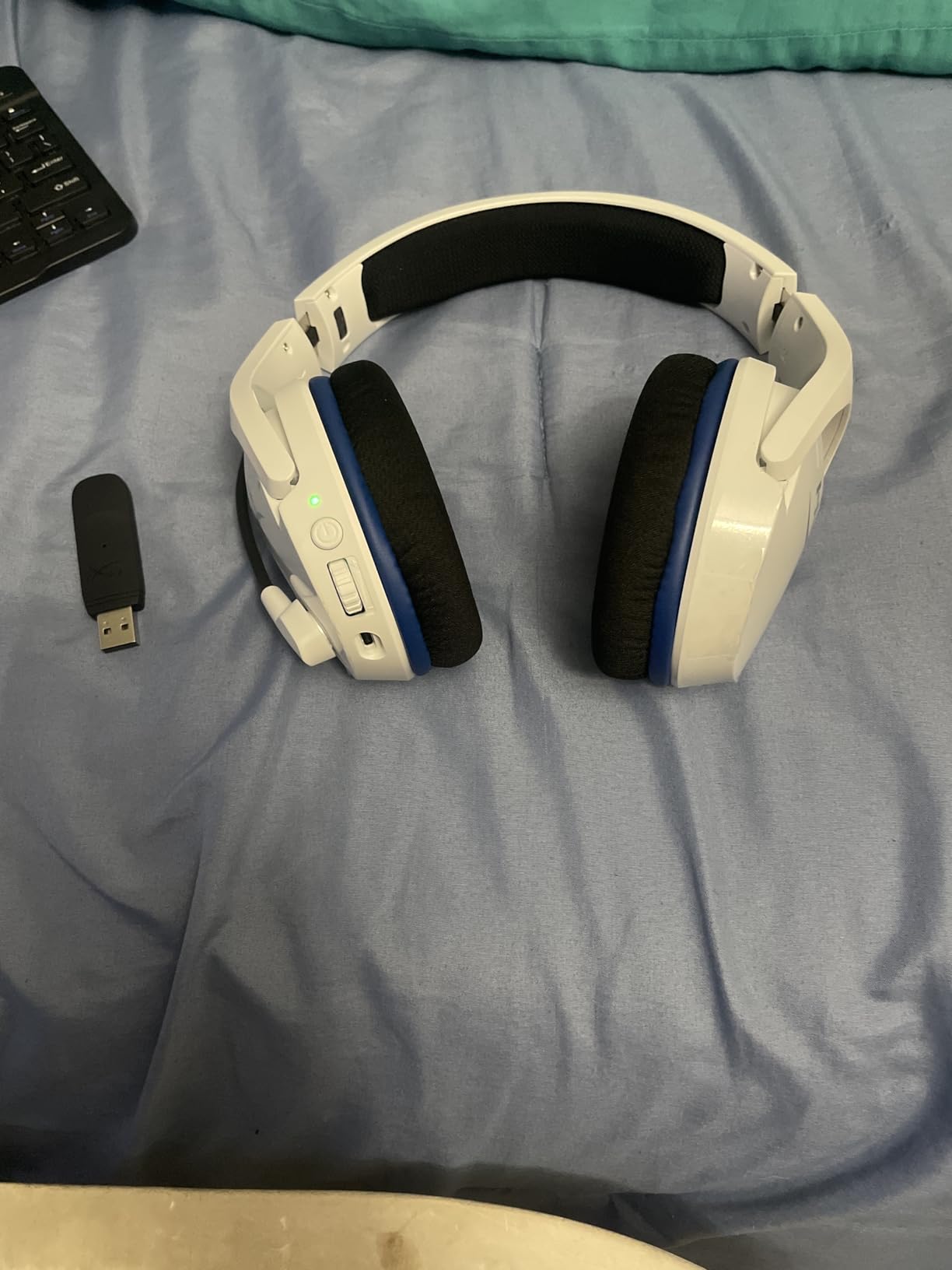 HyperX HHSS1C-KB-WT/G Cloud Stinger Core - Wireless Gaming Headset, for PS4, PS5, PC, Lightweight, Durable Steel Sliders, Noise-Cancelling Microphone - White customer photo 2