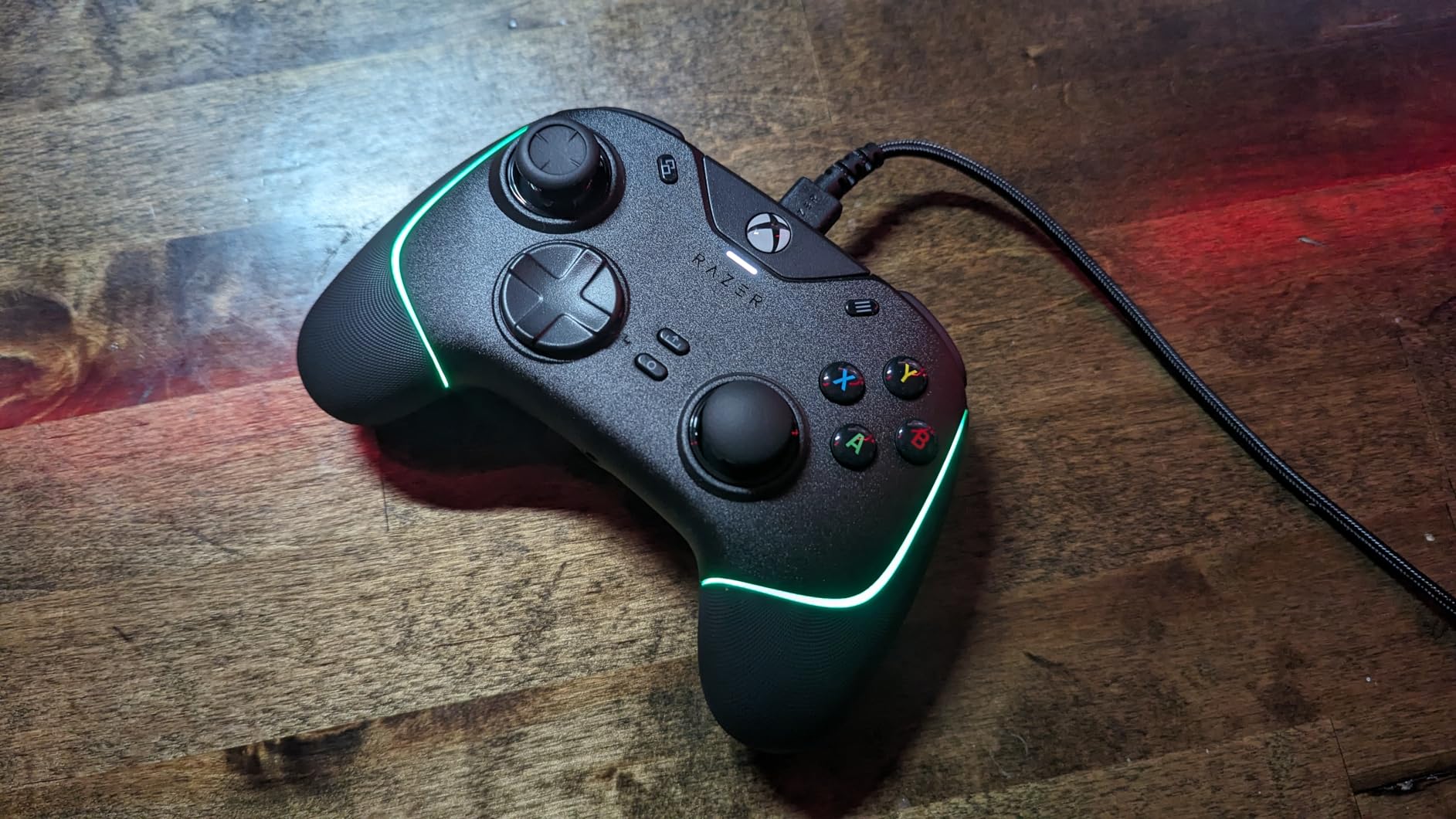 Razer Wolverine V2 Chroma Wired Gaming Pro Controller for Xbox Series X|S, Xbox One, PC: RGB Lighting - Remappable Buttons & Triggers - Mecha-Tactile Buttons & D-Pad - Trigger Stop-Switches - White customer photo 1