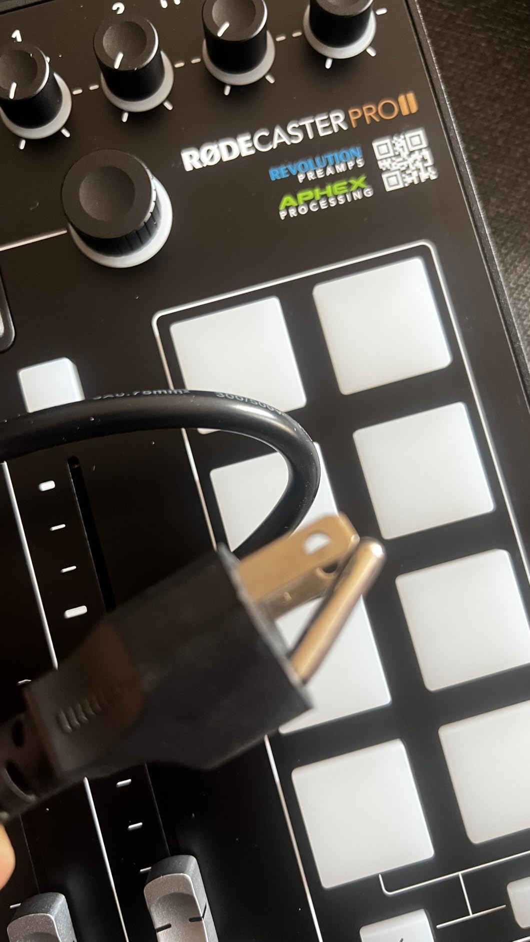 RØDE RØDECaster Pro II All-in-One Production Solution for Podcasting, Streaming, Music Production and Content Creation, Black customer photo 1