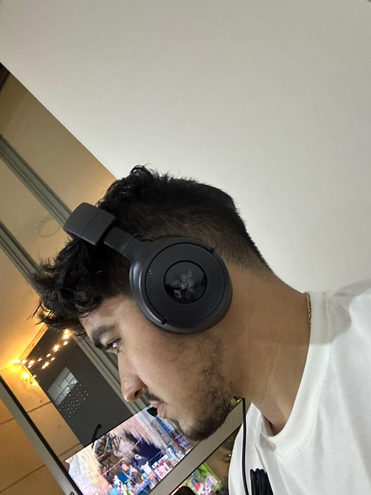 Razer Kraken V4 X Wired Gaming Headset: 40 mm Drivers - Cardioid Mic - Memory Foam Cushions - Chroma RGB Lighting - Type C & Type A Cable - for PC, Mac, PS5, Nintendo Switch 2, Steam Deck, Smartphone customer photo 2