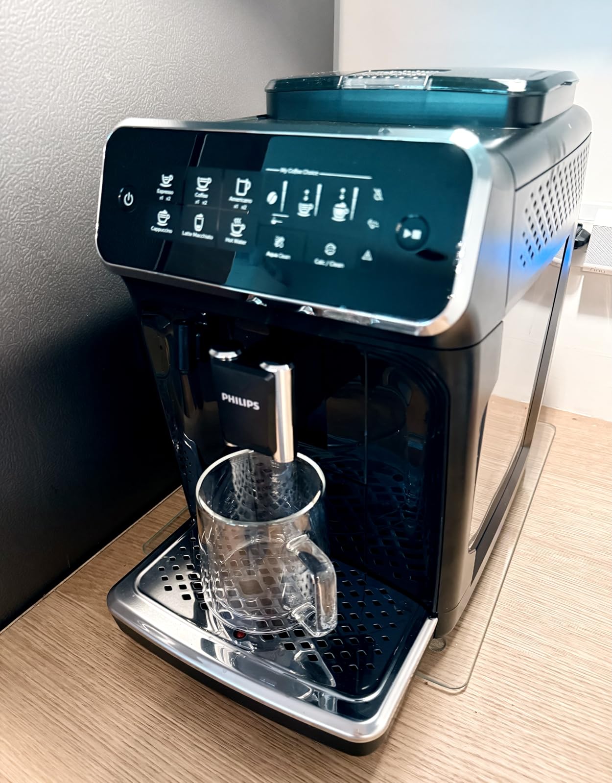 Philips 3200 Series Fully Automatic Espresso Machine, LatteGo Milk Frother, 5 Coffee Varieties, Intuitive Touch Display, 100% Ceramic Grinder (EP3241/54) customer photo 1