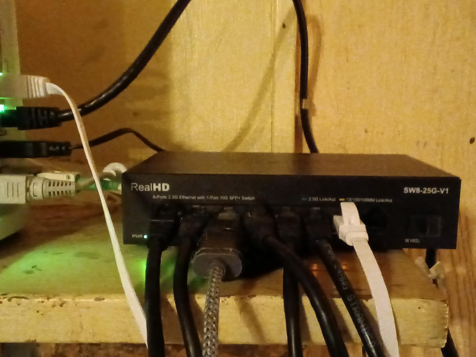 5 Port 2.5Gb Ethernet Switch Unmanaged Network Switch Splitter | Metal Casing | 5 x 2.5 Gigabit | 1 x 10G SFP+ | Multigig Switch 10-100-1000Mbps | 45G Bandwidth | Fanless Internet Switch customer photo 1