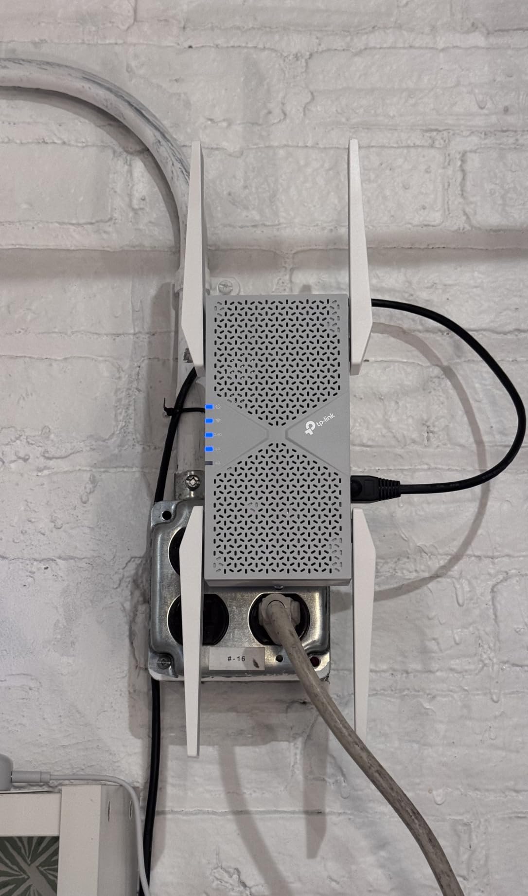 TP-Link RE813XE AXE5400 Wi-Fi 6E Range Extender - 5.4 Gbps Tri-Band, Up to 2800 Sq.ft, 6 GHz Band, OneMesh customer photo 1