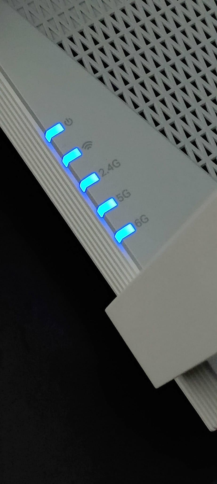 TP-Link RE813XE AXE5400 Wi-Fi 6E Range Extender - 5.4 Gbps Tri-Band, Up to 2800 Sq.ft, 6 GHz Band, OneMesh customer photo 2