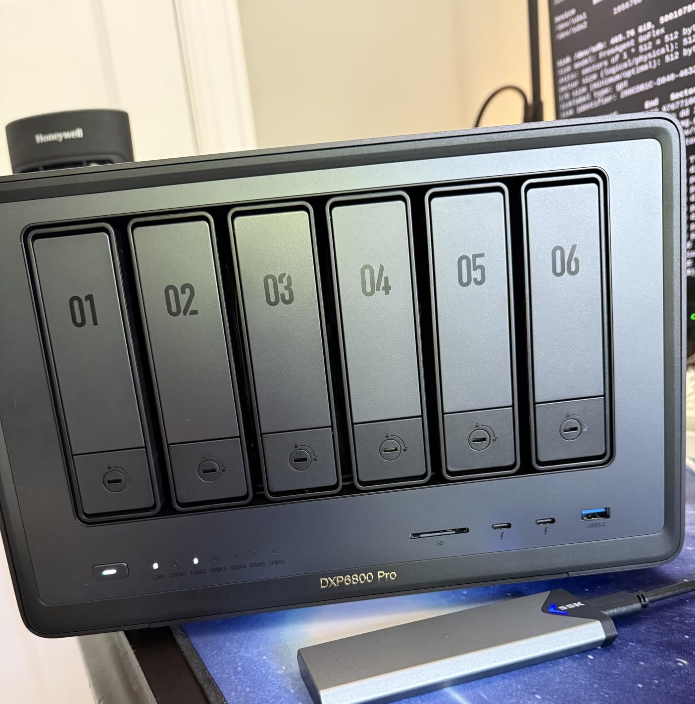 UGREEN NASync DXP4800 GT 4-Bay Desktop NAS, AMD R2514 CPU, 8GB DDR4 RAM, 2X 10GbE, 2X M.2 NVMe, 4K HDMI (Diskless) customer photo 2