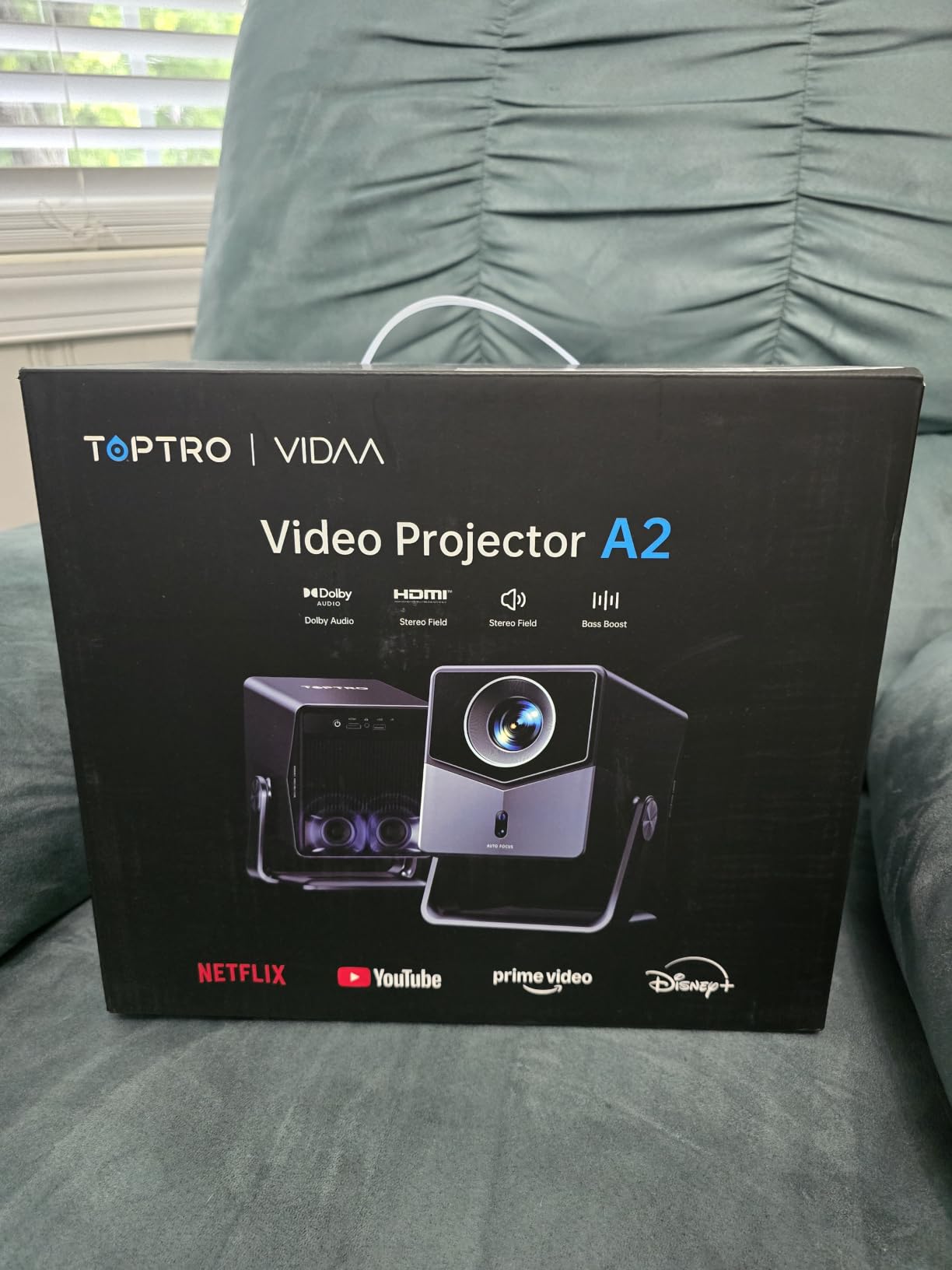 Smart Projector 4K [VIDAA Live TV & 36W Dolby & Voice Control] with WiFi6 and Bluetooth, Short Throw Projector Compatible with Netflix, AI Auto Focus, HDR10, Home Theater Proyector for Outdoor Movies customer photo 1
