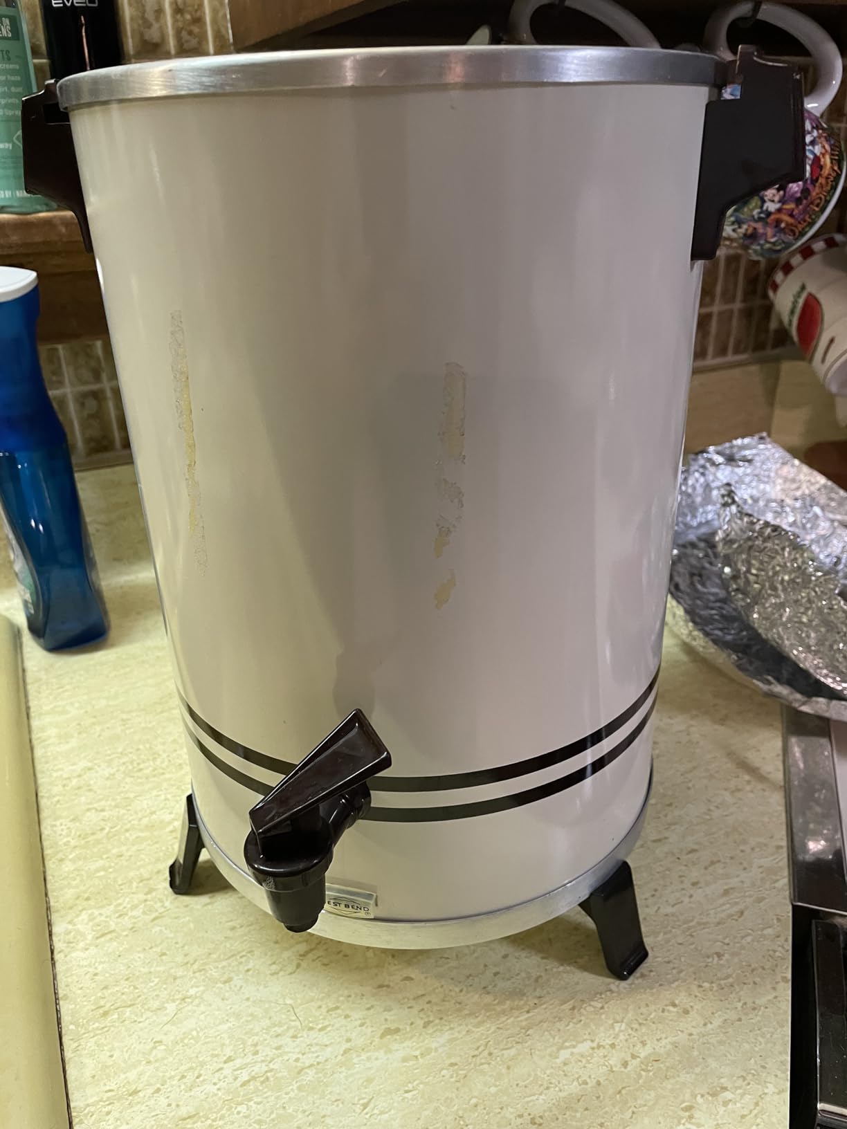 West Bend Coffee Urn Highly-Polished Aluminum Features Automatic Temperature Control with Cup Per Minute Brewing and Easy Clean Up Includes In-Basket Measuring Guide and Ready Light, 30-Cup, Silver customer photo 2