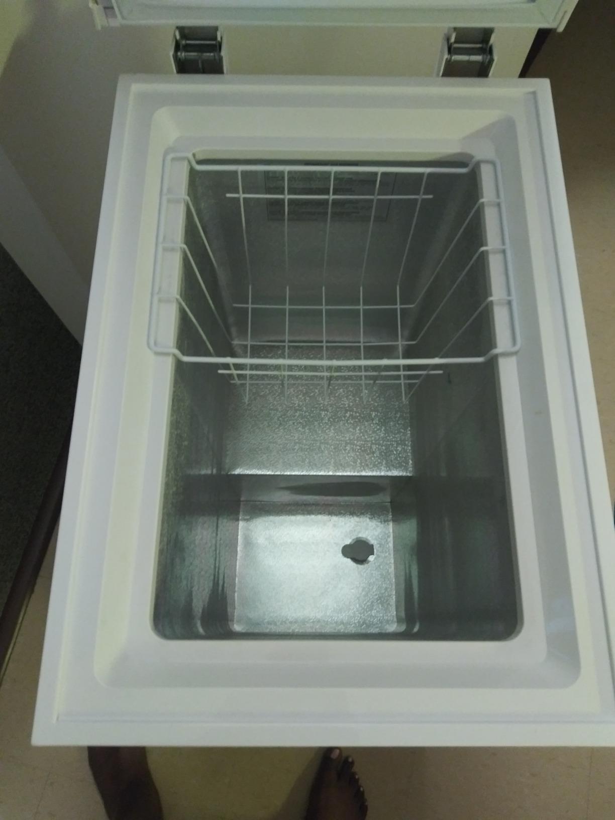 Avanti 10 cu.ft. Chest Freezer with Adjustable Temperature Control, Deep Freezer with Top Opening, Manual Defrost with Drain and 2 Removable Baskets for Home, Garage, Basement, 10-cu.ft., White customer photo 2