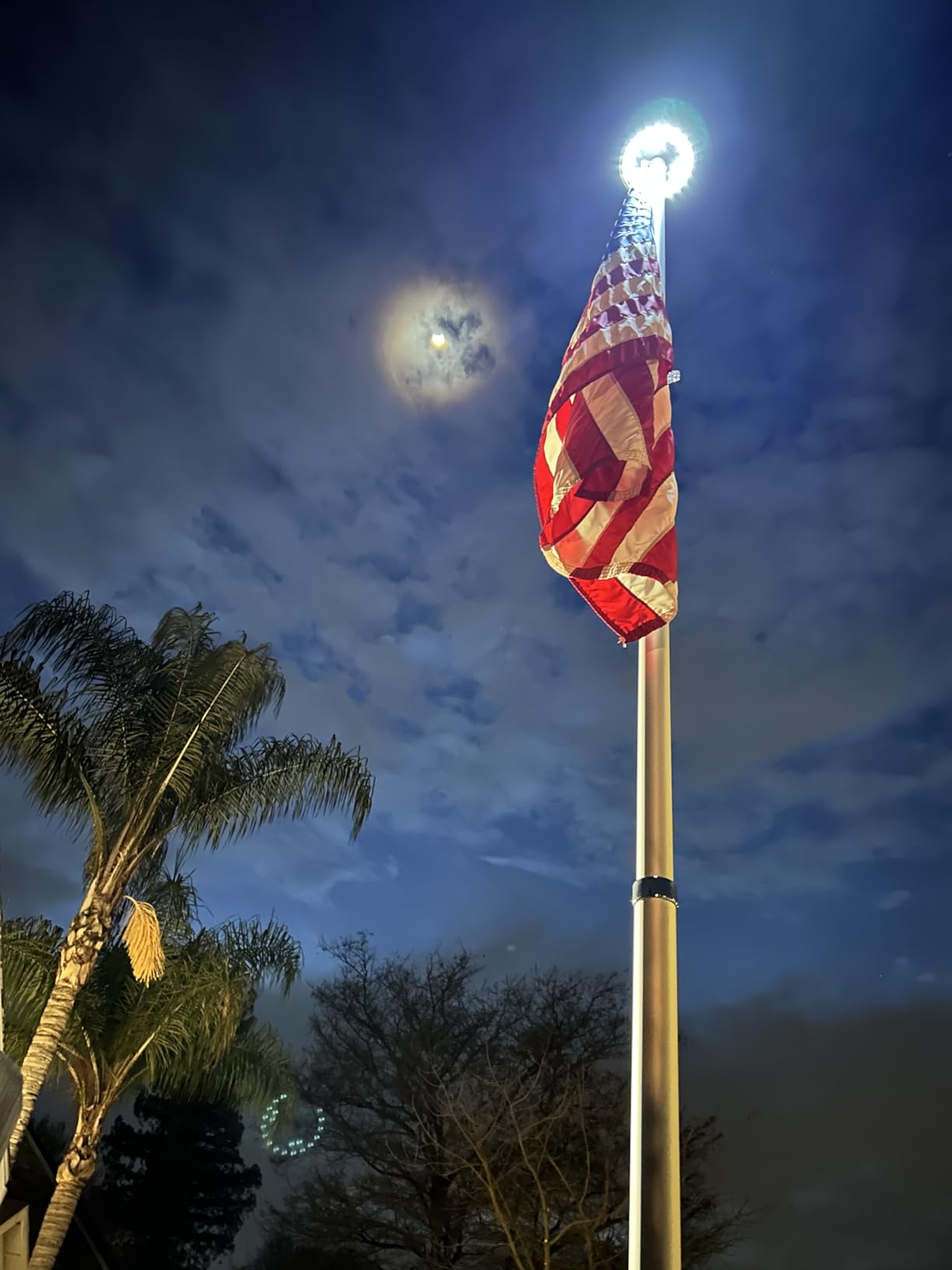 25Ft / 20Ft Telescopic 16 Gauge Aluminum Flag Pole with Solar Lights (25 Ft) customer photo 2