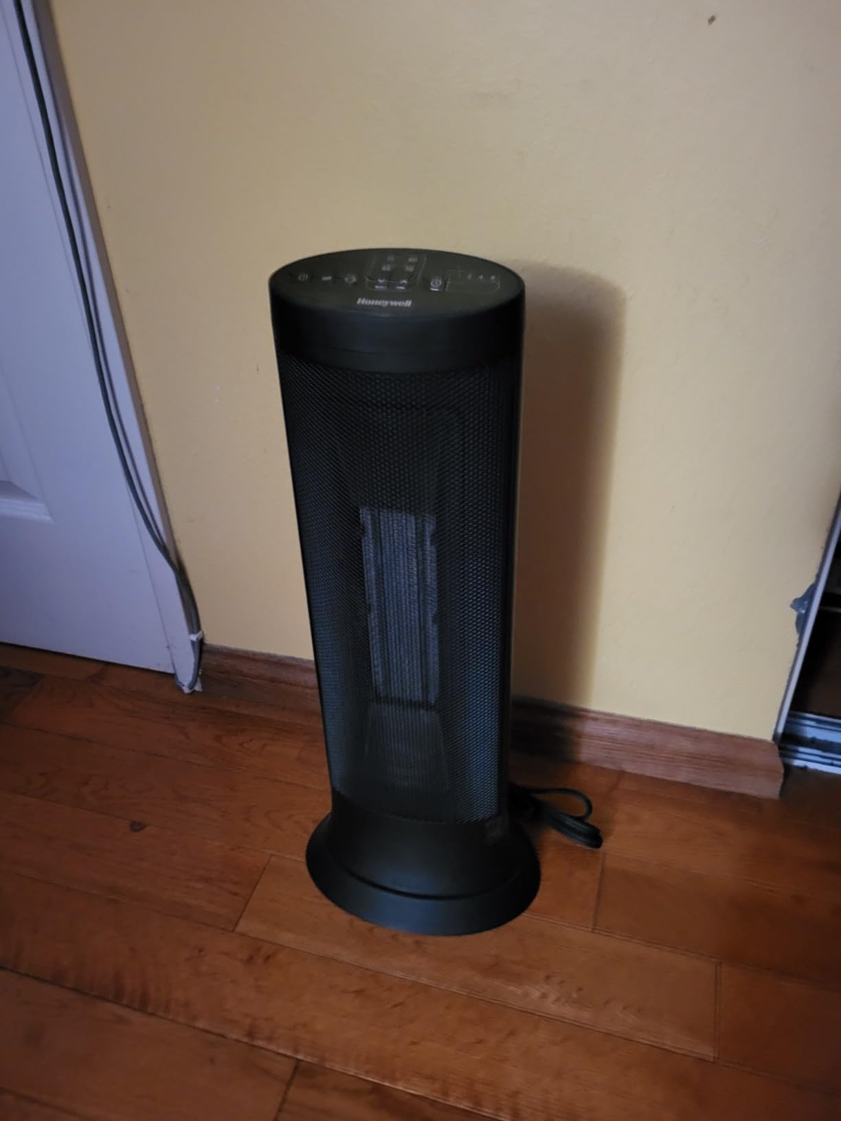 Honeywell slim ceramic tower heater, large room, 1500W, digital controls, oscillation, programmable thermostat, black customer photo 1