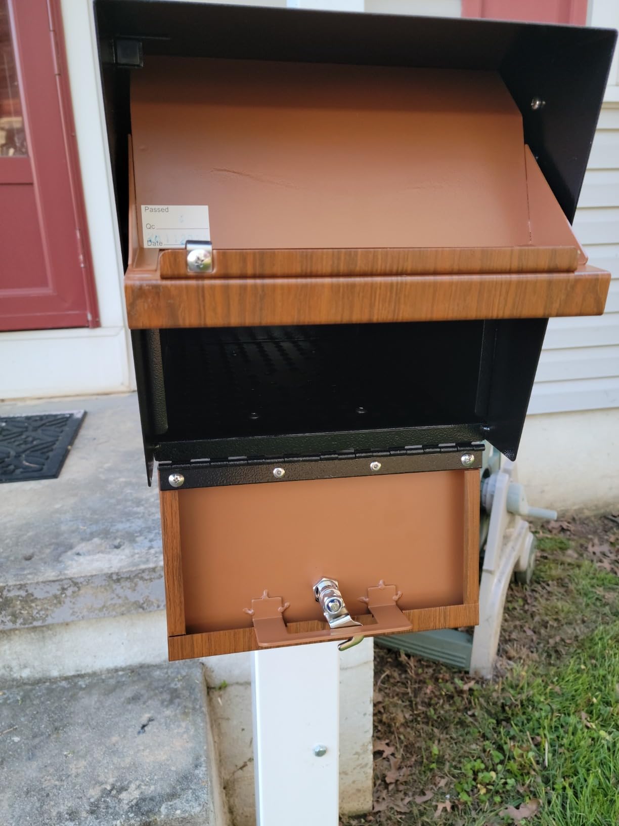 Mail Boss Curbside, Wood Grain 7510 Mail Manager Locking Security Mailbox, Steel, Black customer photo 1