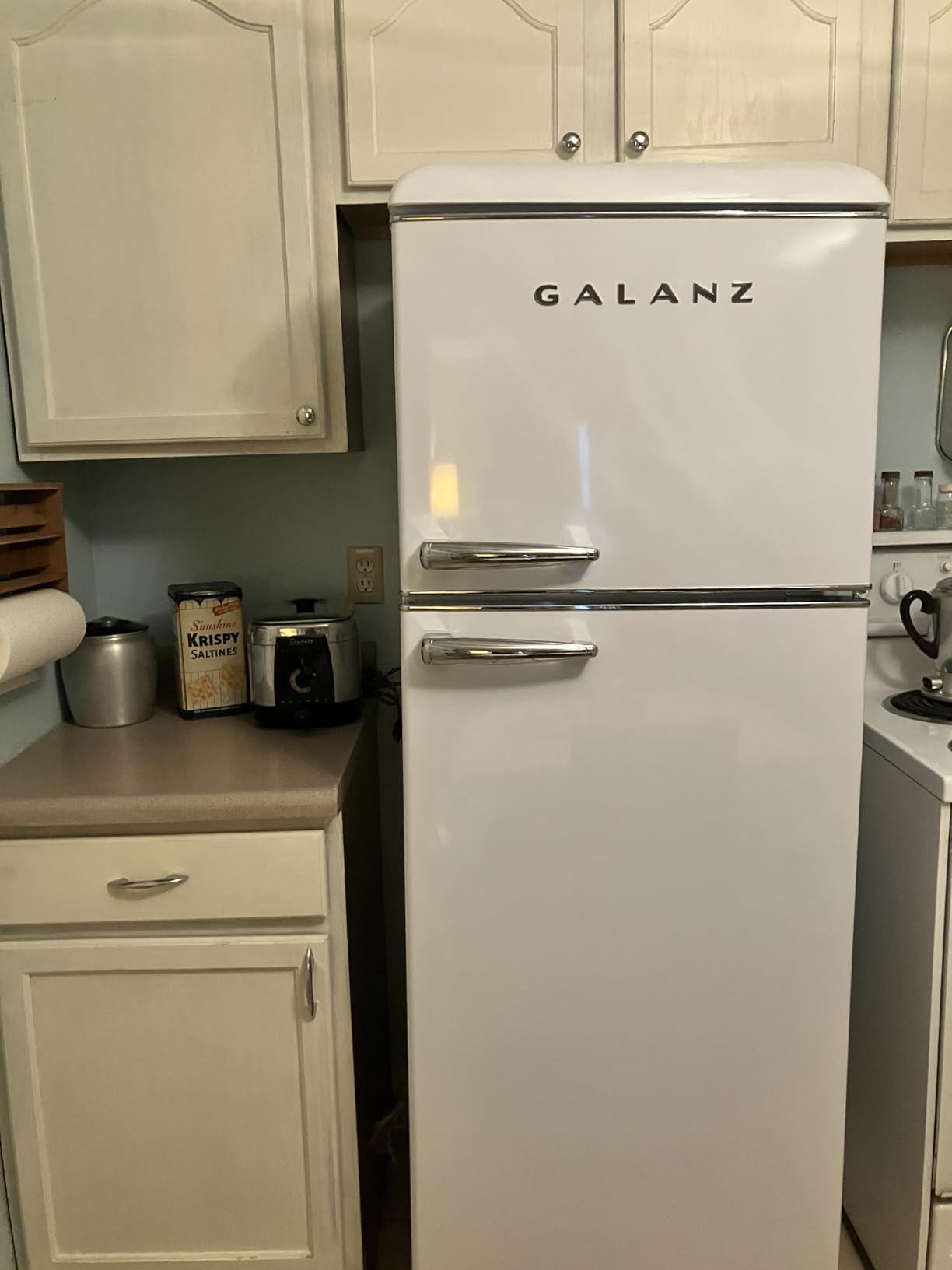 Galanz GLR12TBEEFR Refrigerator, Dual Door Fridge, Adjustable Electrical Thermostat Control with Top Mount Freezer Compartment, Retro, 12.0 Cu Ft (Red) customer photo 2