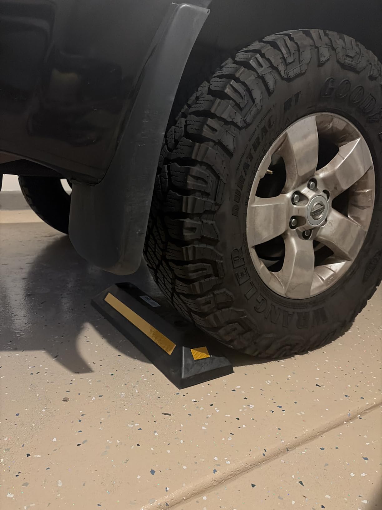 Pyle Curb Garage Vehicle Floor Stopper for Parking Safety 1PC Heavy Duty Rubber Parking Lot Driveway Stopper, For Car Vans Trucks Tire Wheel Guide Block Protect Bumper- Pyle PCRSTP11 customer photo 1