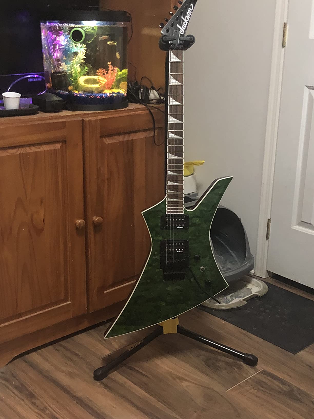 Hercules Stands GS412BPlus Universal AutoGrip Guitar Stand customer photo 2