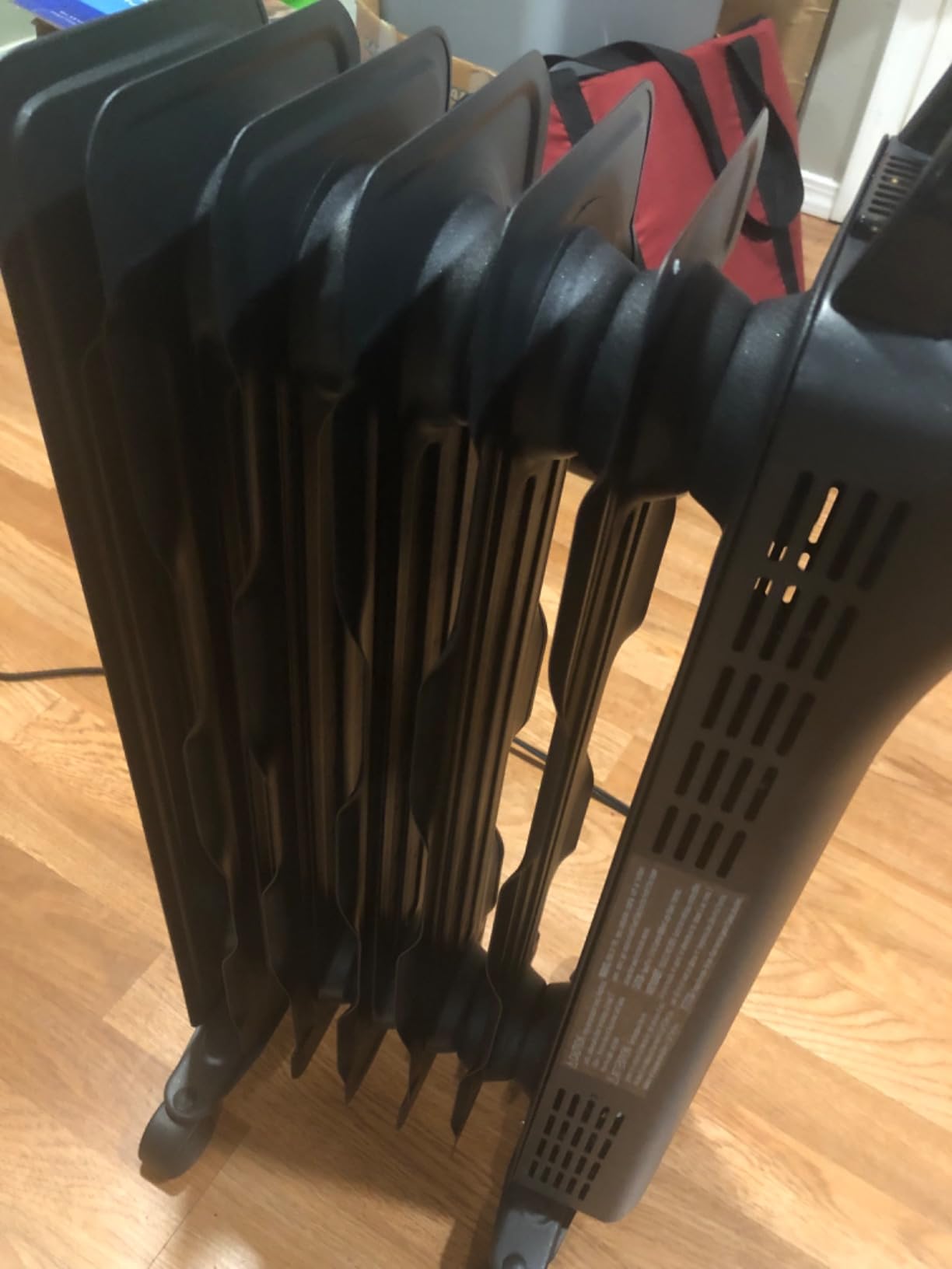 Amazon Basics Portable Oil Space Heater with Remote Control, 7 Oil-Filled Fins, Adjustable Thermostat, 3 Heat Settings, Tip-Over and Overheat Protection, ETL Safety Certificate, 1500W, Black customer photo 2