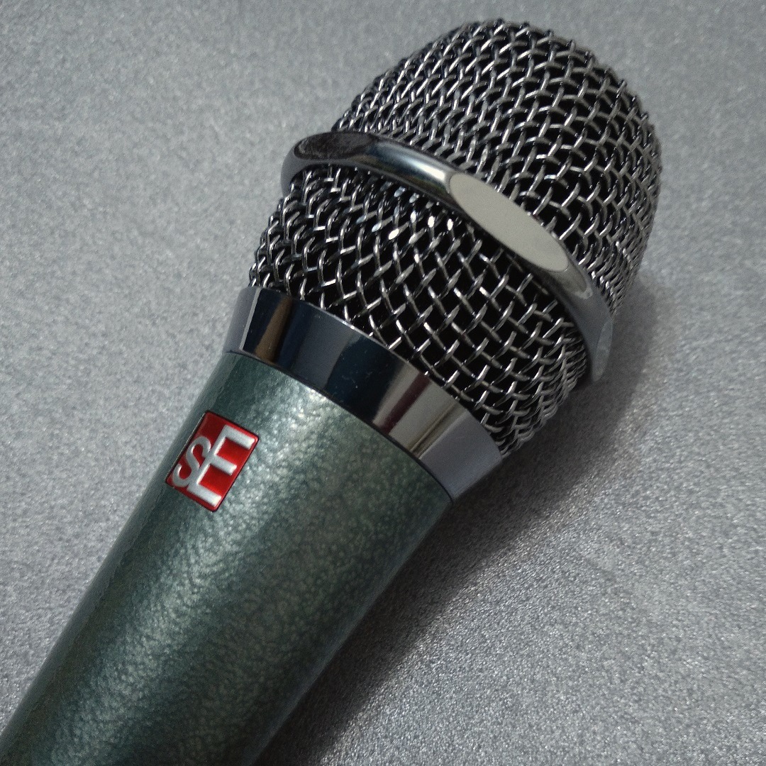 SE ELECTRONICS V7 Dynamic Microphone for Singing, Speech & Studio Recording - XLR Handheld Professional Microphone with Supercardioid Aluminum Voice Coil for Huge Gain Before Feedback - Vintage customer photo 1