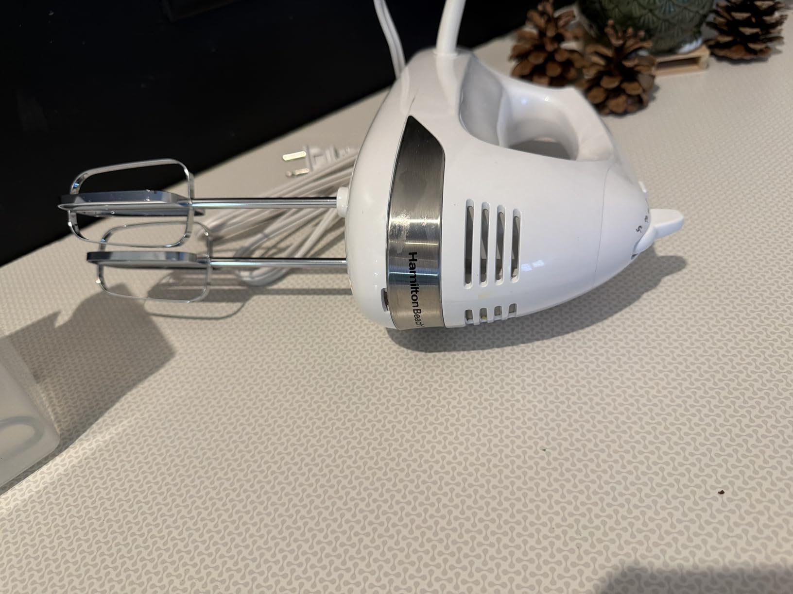 Hamilton Beach 6-Speed Electric Hand Mixer With Easy Clean Beaters | Traditional Beaters | Dough Hooks | Whisk | Snap-On Storage Case | 275 Watt Motor | White | 62636J customer photo 1