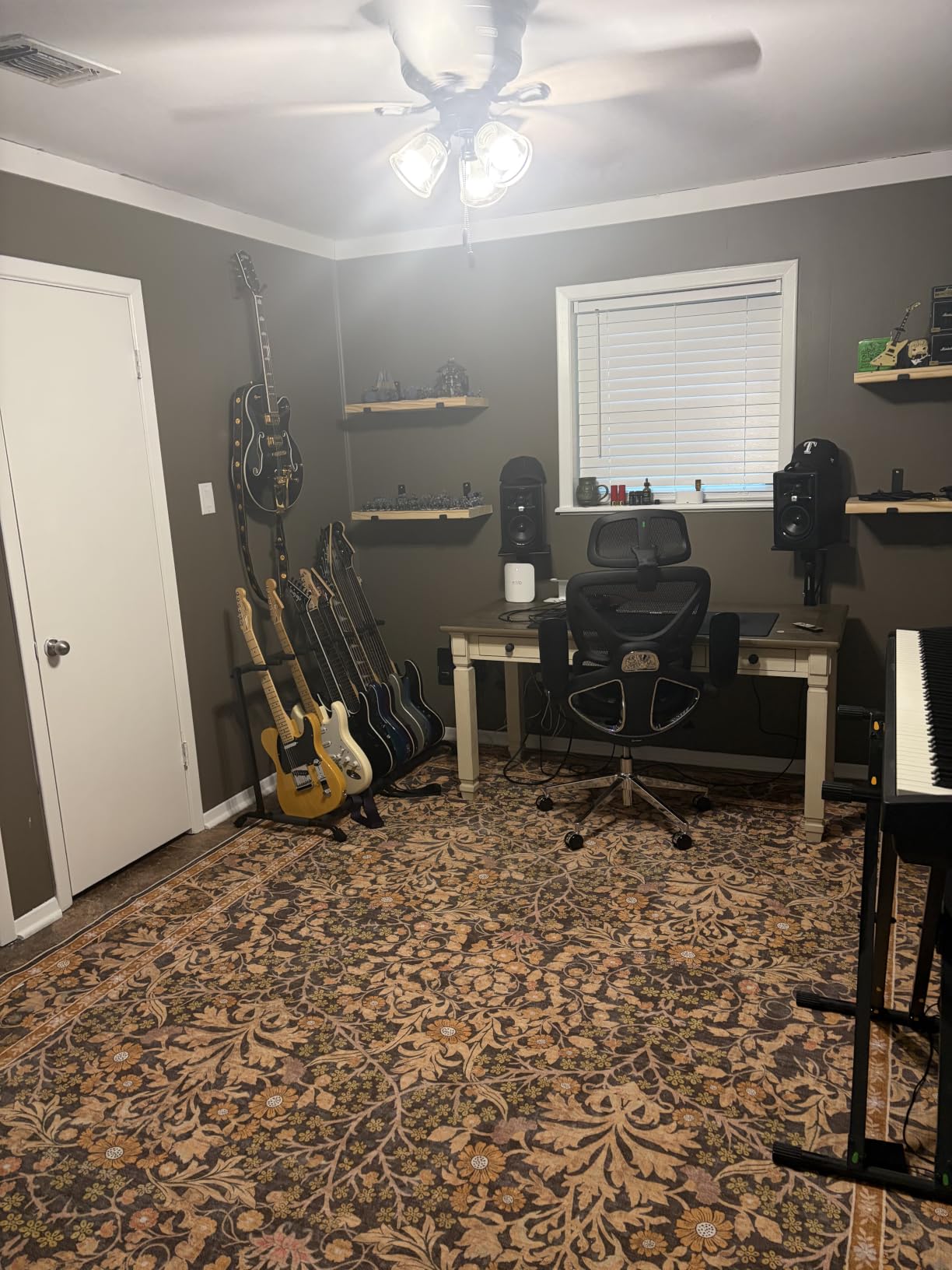 Gator Rok-It Collapsible Folding Guitar Rack Stand for 7 Guitars - Fits Acoustic, Electric, or Bass Guitars - Portable, Durable, Space-Saving Storage (RI-GTR-RACK7) customer photo 1