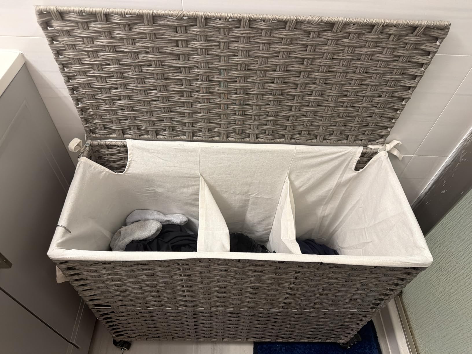 SONGMICS Laundry Hamper with Lid, 42.3 Gallons (160 L), Rolling Laundry Basket with Wheels, 3-Section Synthetic Rattan, Removable Liner, Bedroom, 29.9 x 13 x 26 Inches, Gray ULCB365G01 customer photo 1