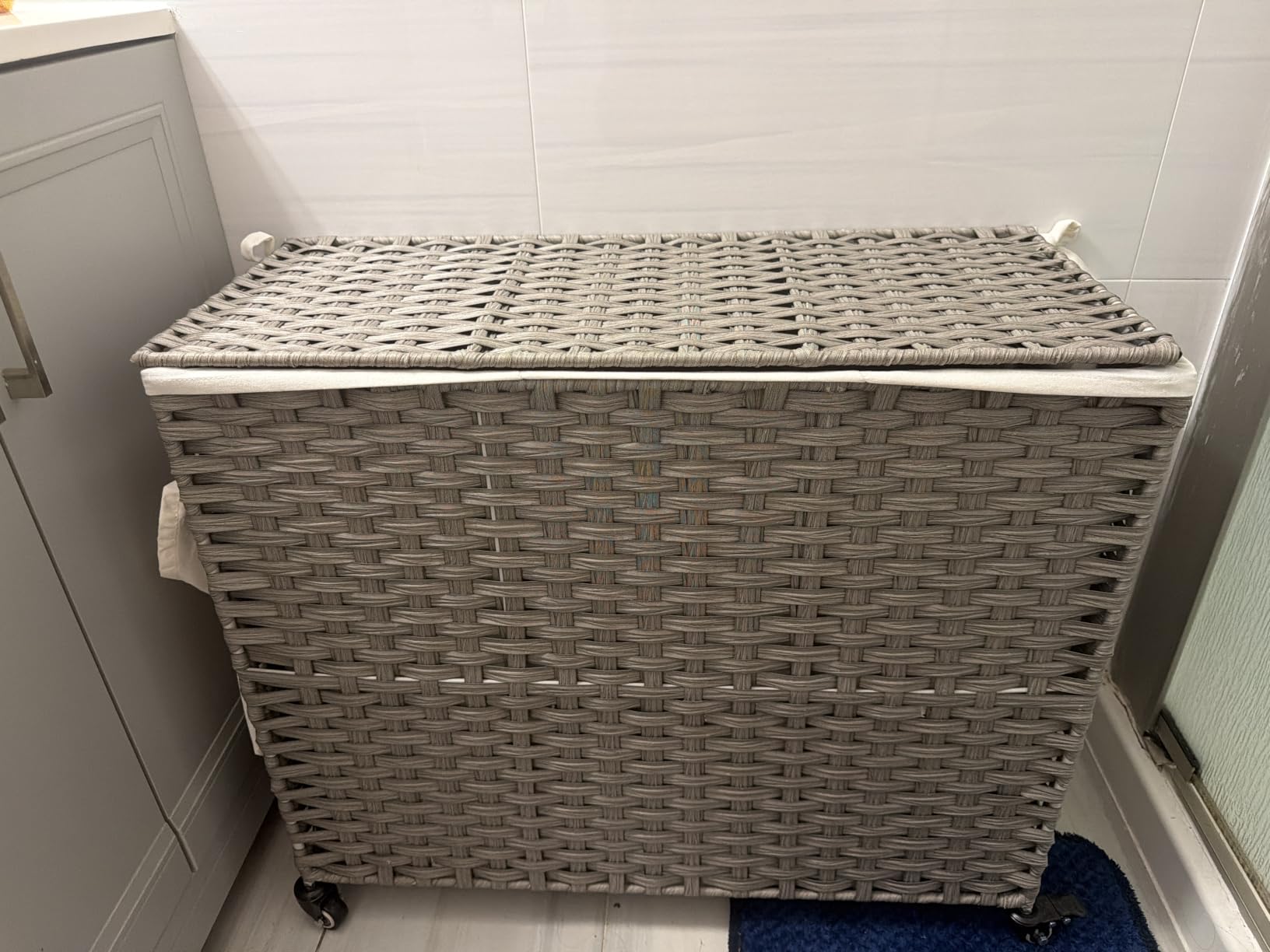 SONGMICS Laundry Hamper with Lid, 42.3 Gallons (160 L), Rolling Laundry Basket with Wheels, 3-Section Synthetic Rattan, Removable Liner, Bedroom, 29.9 x 13 x 26 Inches, Gray ULCB365G01 customer photo 2