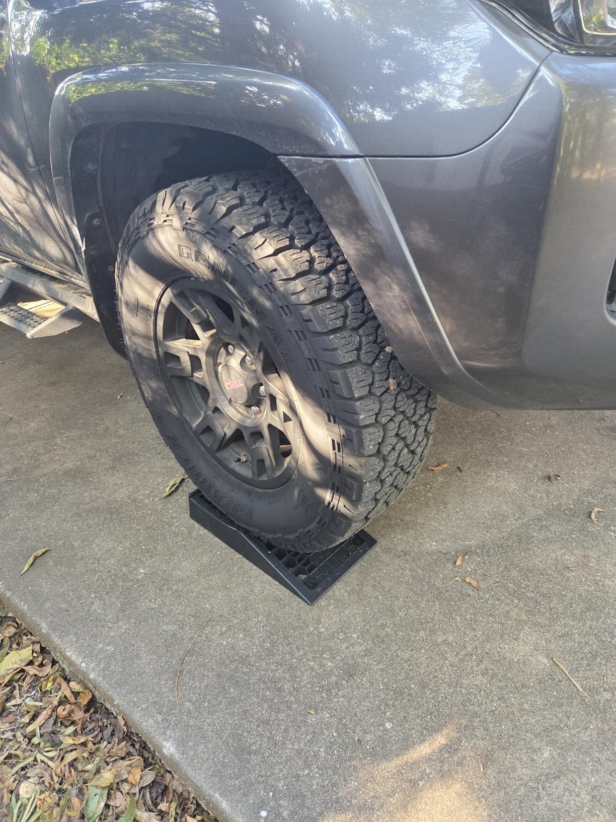 HOXWELL Car Ramps for Jack Support and Lift Vehicle Maintenance, Lightweight Low Profile Car Ramps for Garage, Heavy Duty Tire Ramps for Low Chassis Cars, 17.5''x10''x3.14'' (2PCS) customer photo 2