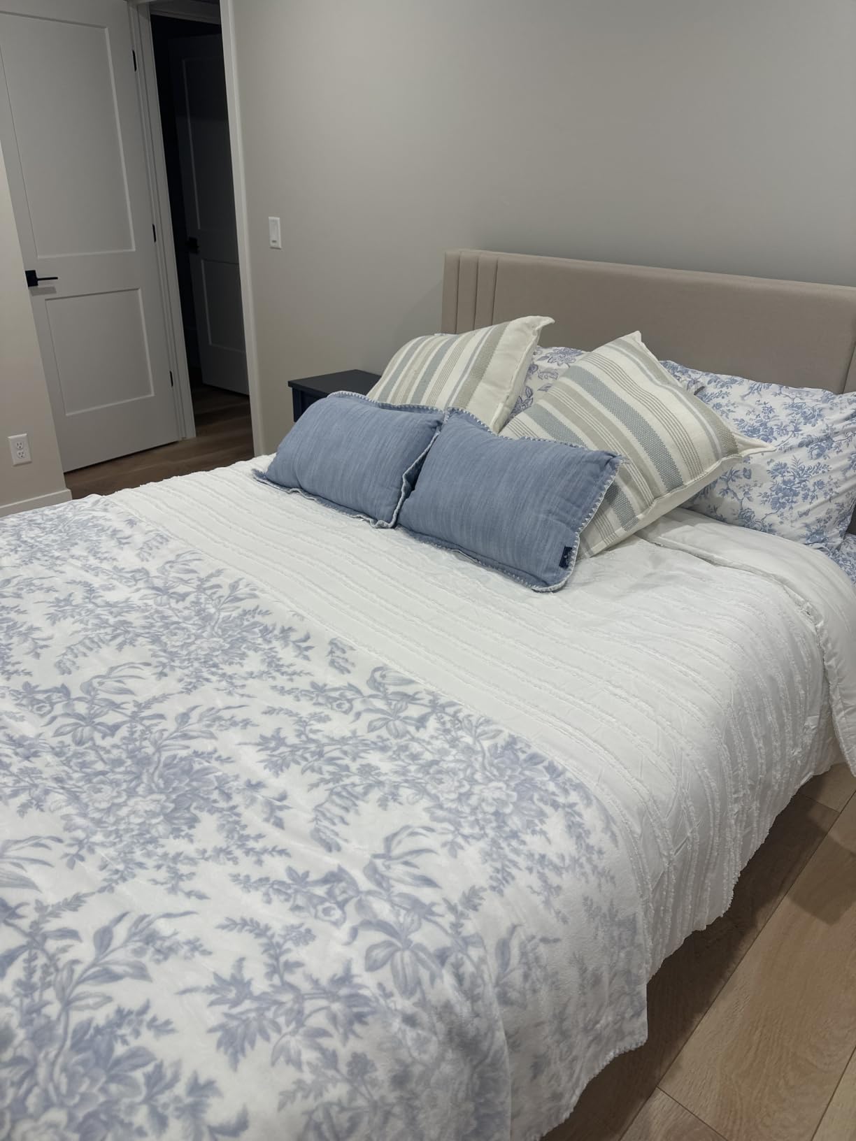Gizoon Queen Bed Frame with Wingback Headboard, Upholstered Platform Bed | Padded Headboard, Wooden Slats, Noise-Free, No Box Spring Needed customer photo 1