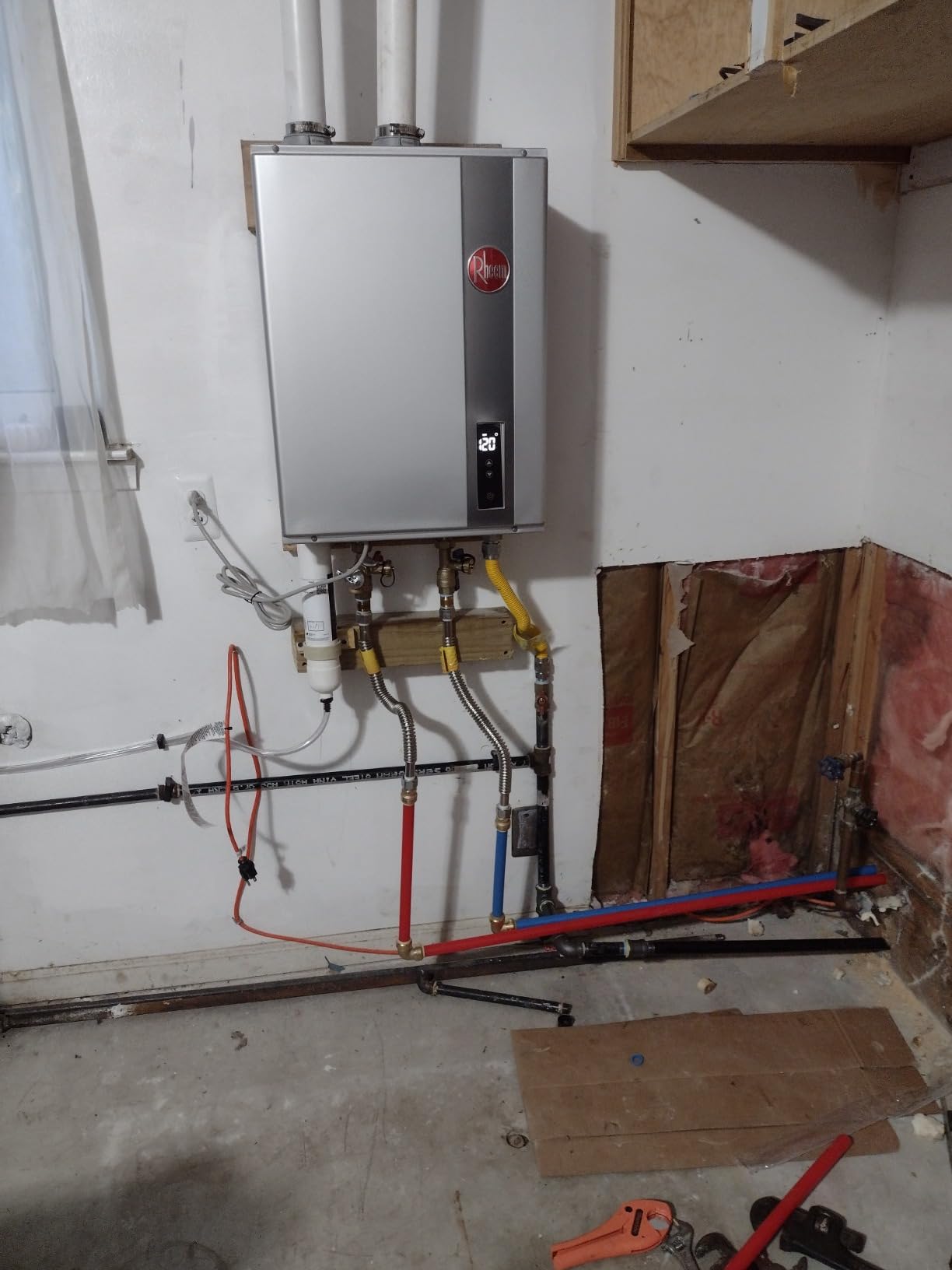 Rheem RRTGH84DVLN3701171 RTGH Series 8.4 GPM 157,000 BTU 120 Volt Residential Indoor Natural Gas Tankless Water Heater Stainless Steel customer photo 1