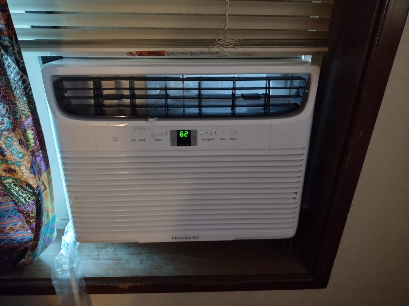 Frigidaire 10,000 BTU Window Air Conditioner with Remote Control, Cools Up to 450 Sq. Ft., Quiet Operation, Eco Mode, 3 Fan Speeds, Auto Restart, White customer photo 1