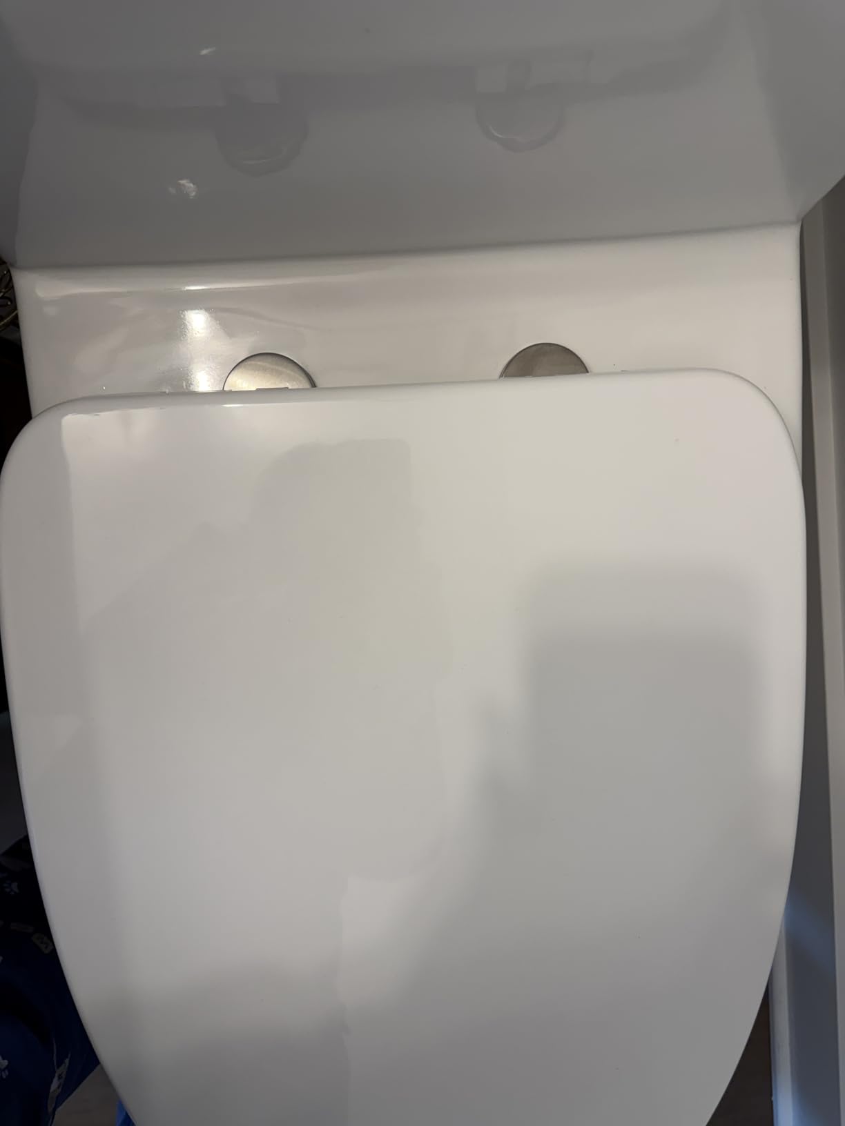 WOODBRIDGEE One Piece Toilet with Soft Closing Seat, Chair Height, 1.28 GPF Dual, Water Sensed, 1000 Gram MaP Flushing Score Toilet with Chrome Button, White customer photo 2