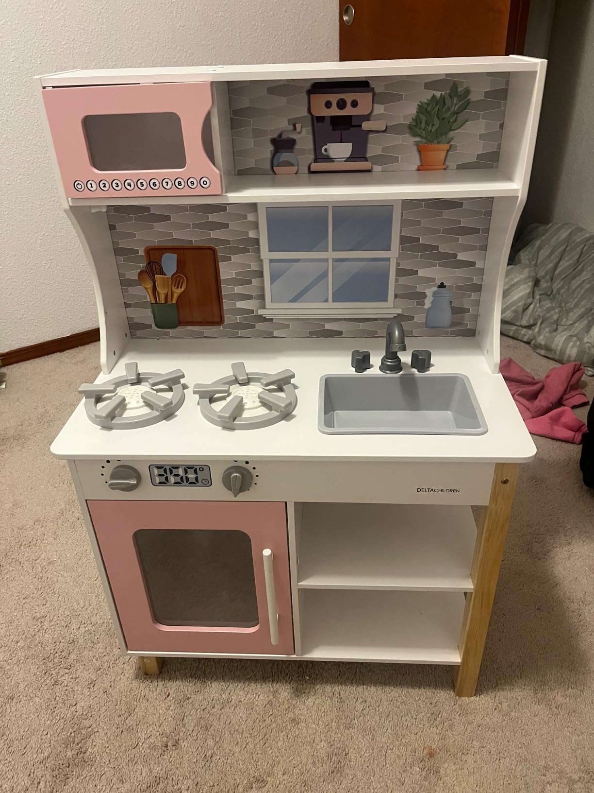 Delta Children Gourmet All-in-One Corner Play Kitchen - Toy Kitchen Playset with Safe & Heatless Stove with Lights, Oven, Sink, Fridge/Freezer with Ice Maker and 20 Accessories, Grey customer photo 1