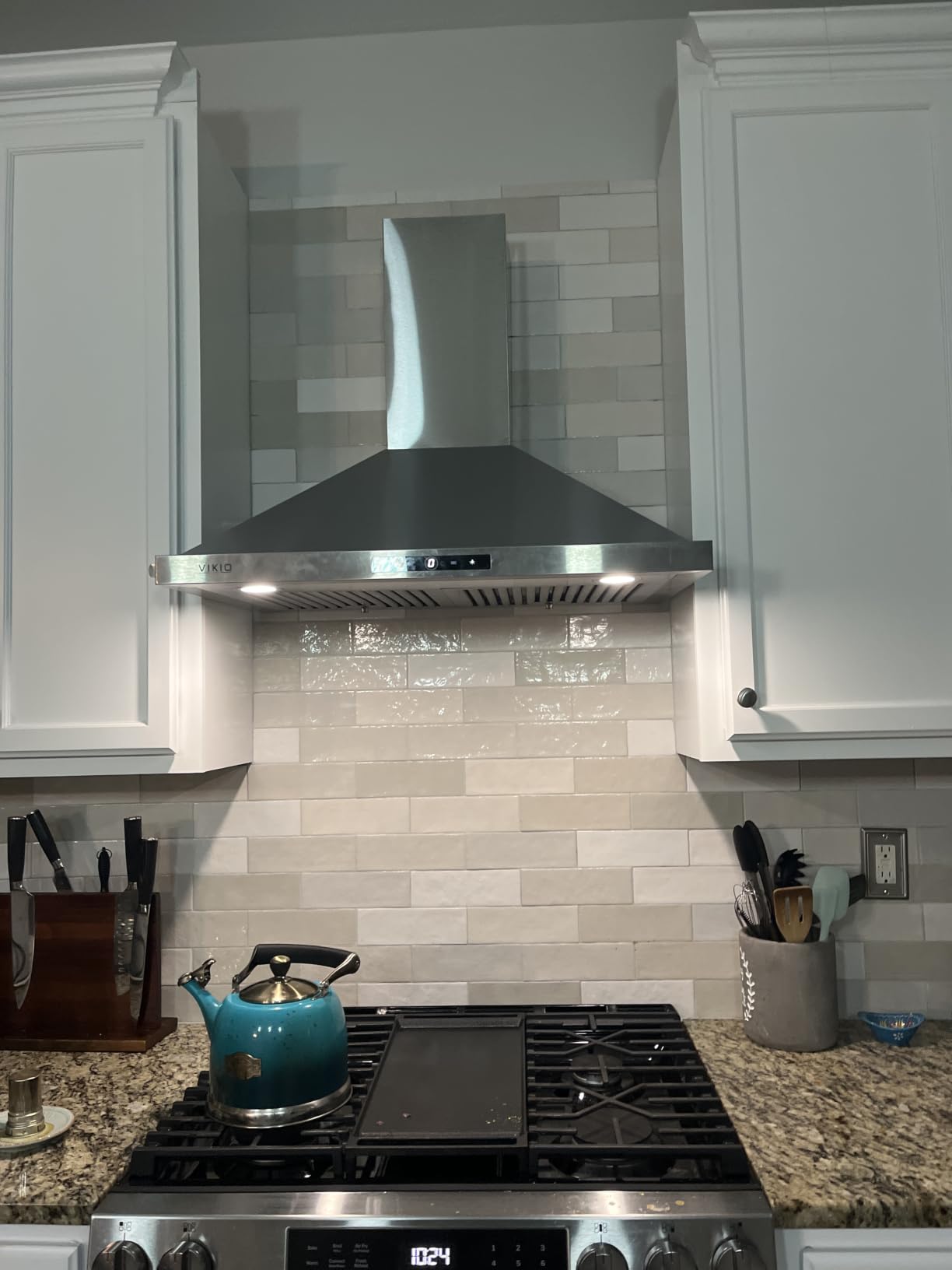 VIKIO HOME 30 Inch Wall Mount Range Hood 580CFM Low Noise Touch Control customer photo 2