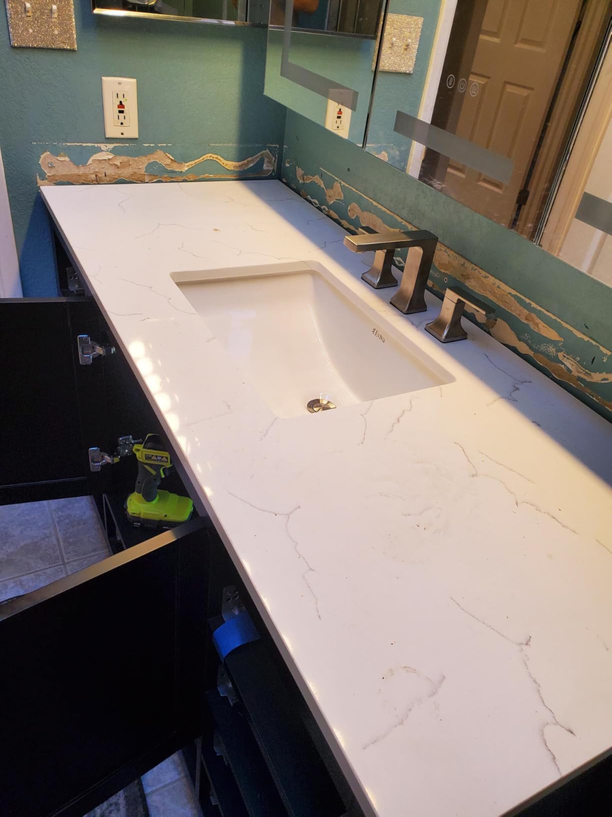 Aberdeen 72 in. White Double Sink Bath Vanity with Carrara Quartz Top and Undermount Porcelain Sinks customer photo 2