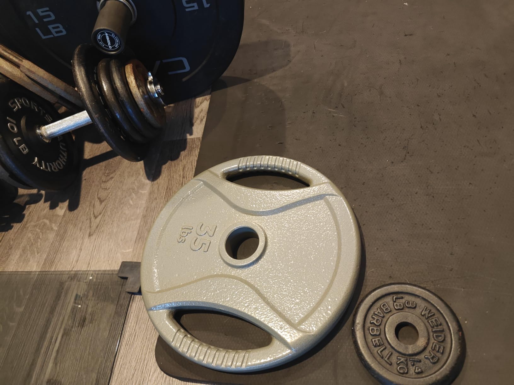 Amazon Basics 2-Inch Olympic Grip Weight Plates, Cast Iron, for Powerlifting, CrossFit & Strength Training customer photo 1