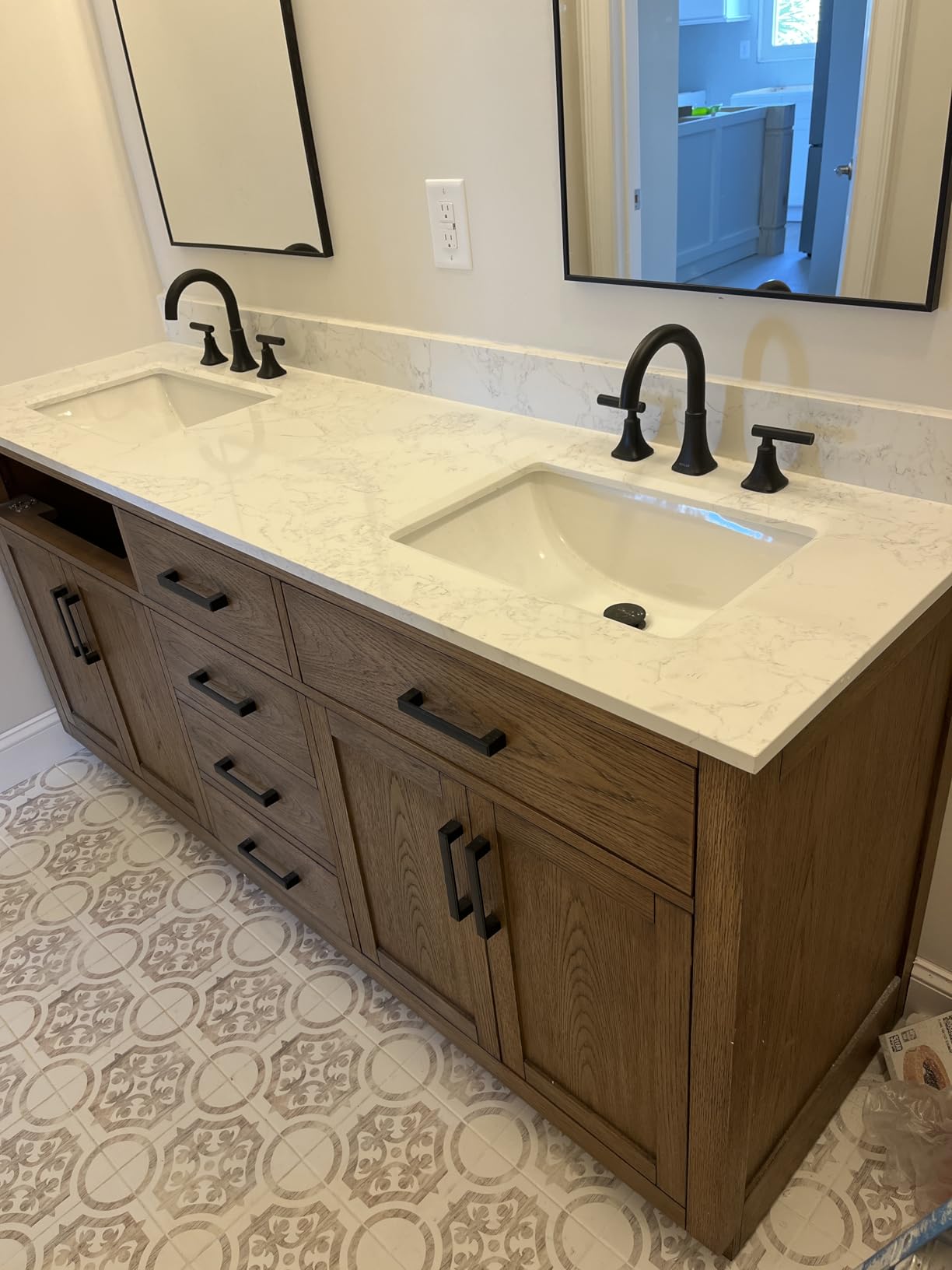 72-inch White Bathroom Vanity with 2 Sinks, Solid Wood, 0.79-inch Stone Countertop and Backsplash, 6 Drawers, 2 Soft Closing Doors customer photo 2