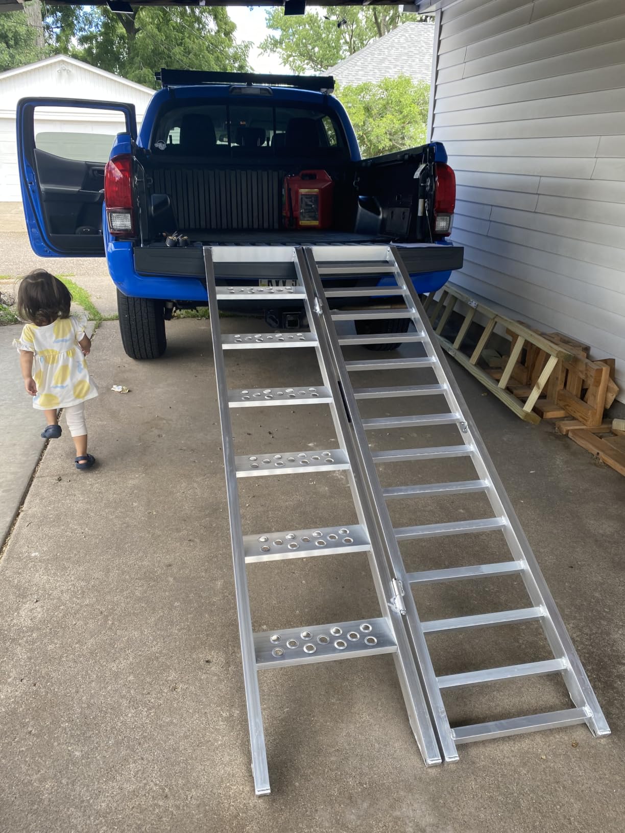 gardhom 6.75' Aluminium Motorcycle Ramp with Steps for Dirt Bike for Pickup | 900 LBS Capacity, Folding, with Handle, Loading Ramp for Dirtbike, for Trucks, Supports Single Person Use, with Safety Straps customer photo 1