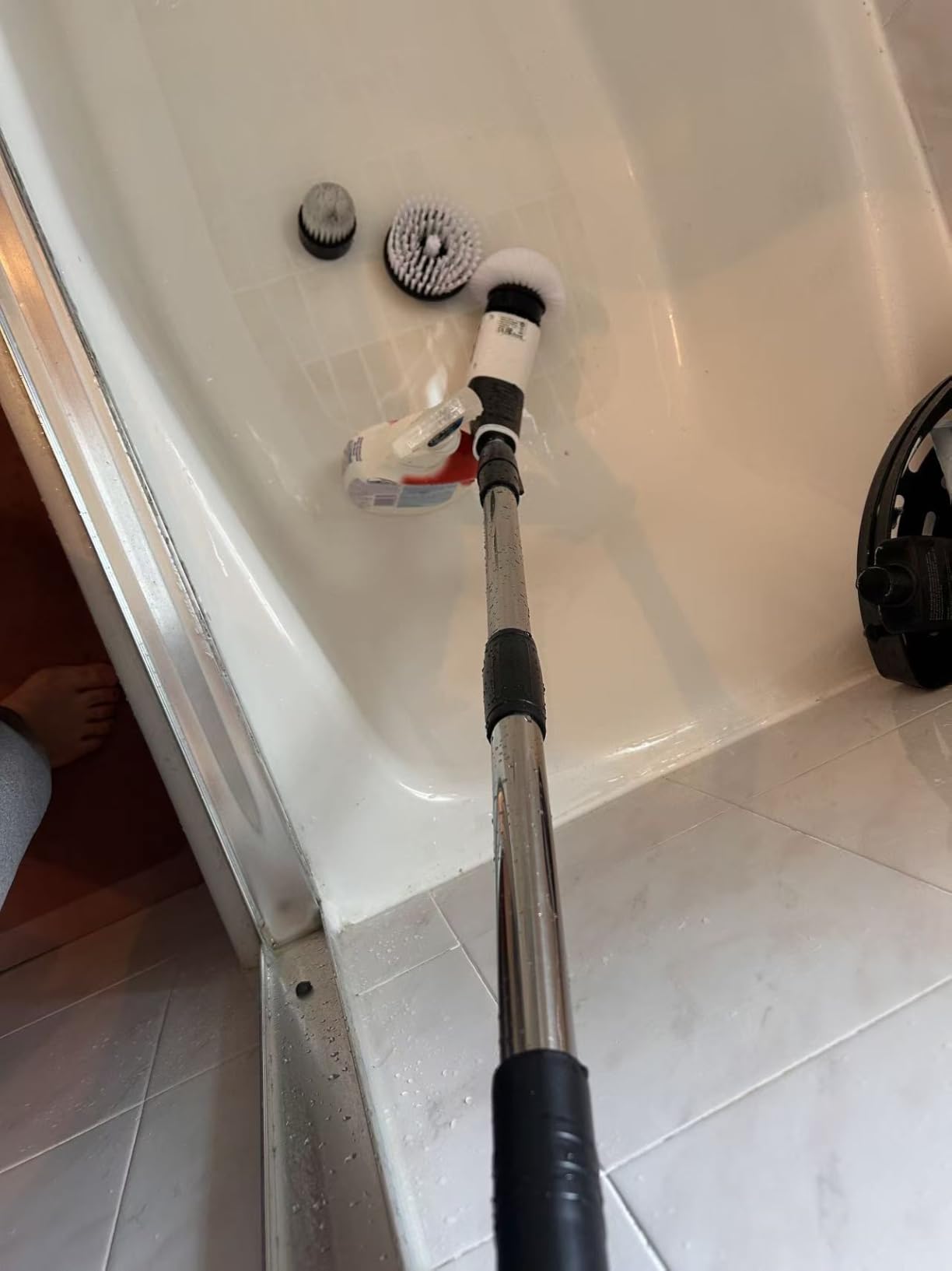 YKYI Electric Spin Scrubber, Cordless Power Cleaning Brush with Long Handle, 8 Brush Heads, IPX7 Waterproof, 100-Minute Runtime customer photo 1