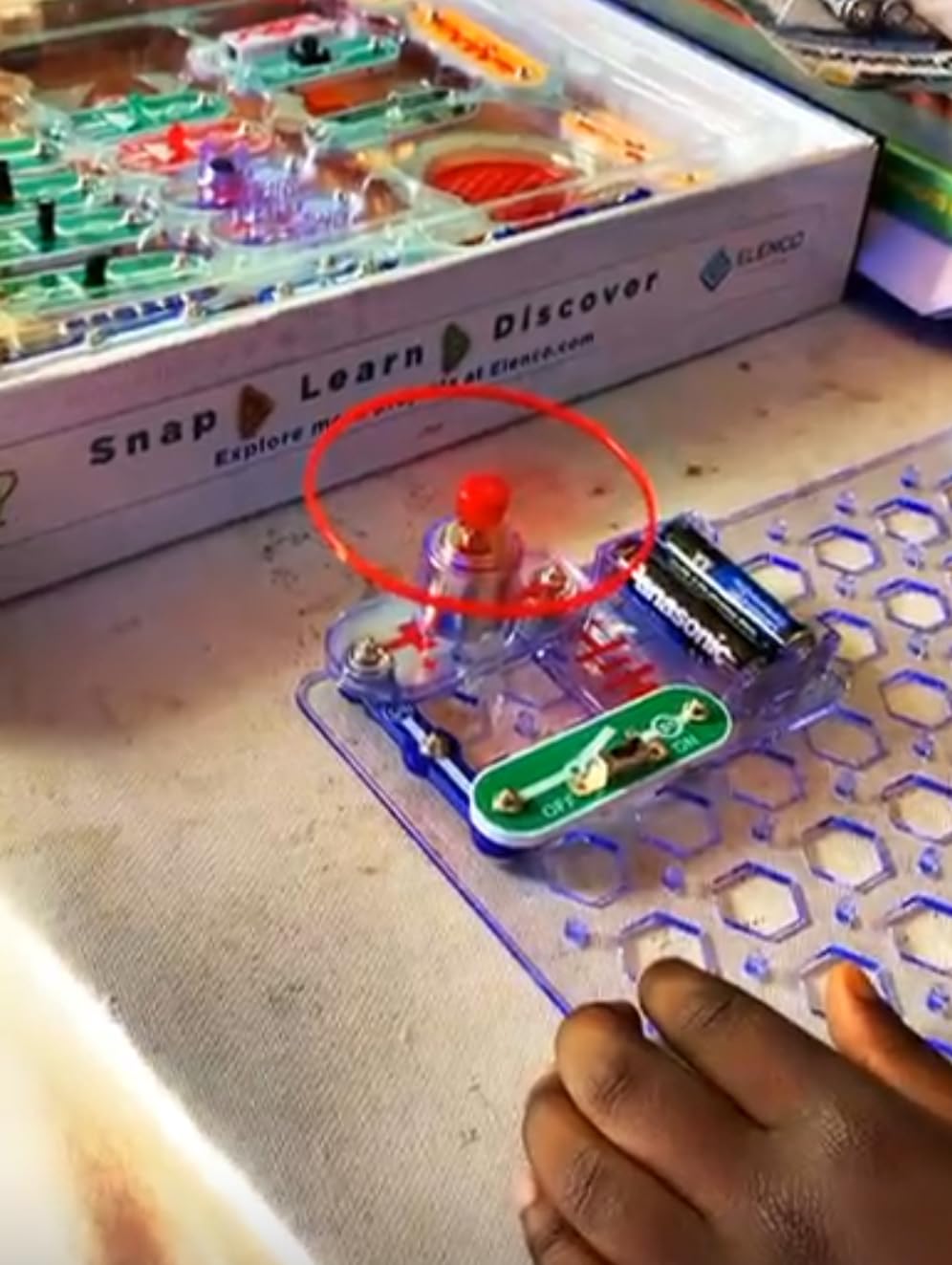 Snap Circuits Jr. SC-100 Electronics Exploration Kit, Over 100 Projects, Full Color Project Manual, 28 Parts, STEM Educational Toy for Kids 8+ customer photo 1