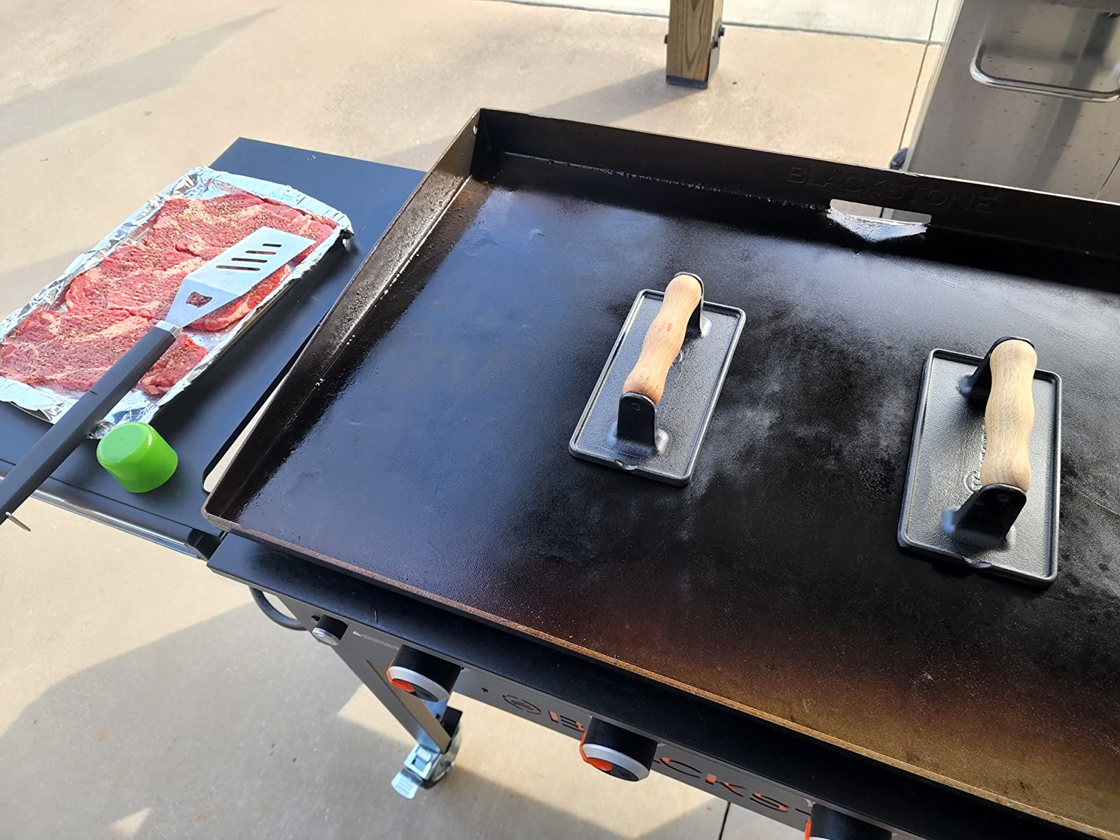 Victoria Cast Iron Panini Press, Burger Press, Bacon Press, Grill Press, Seasoned with 100% Kosher Certified Non-GMO Flaxseed Oil, Model Number: GAD-025 customer photo 1