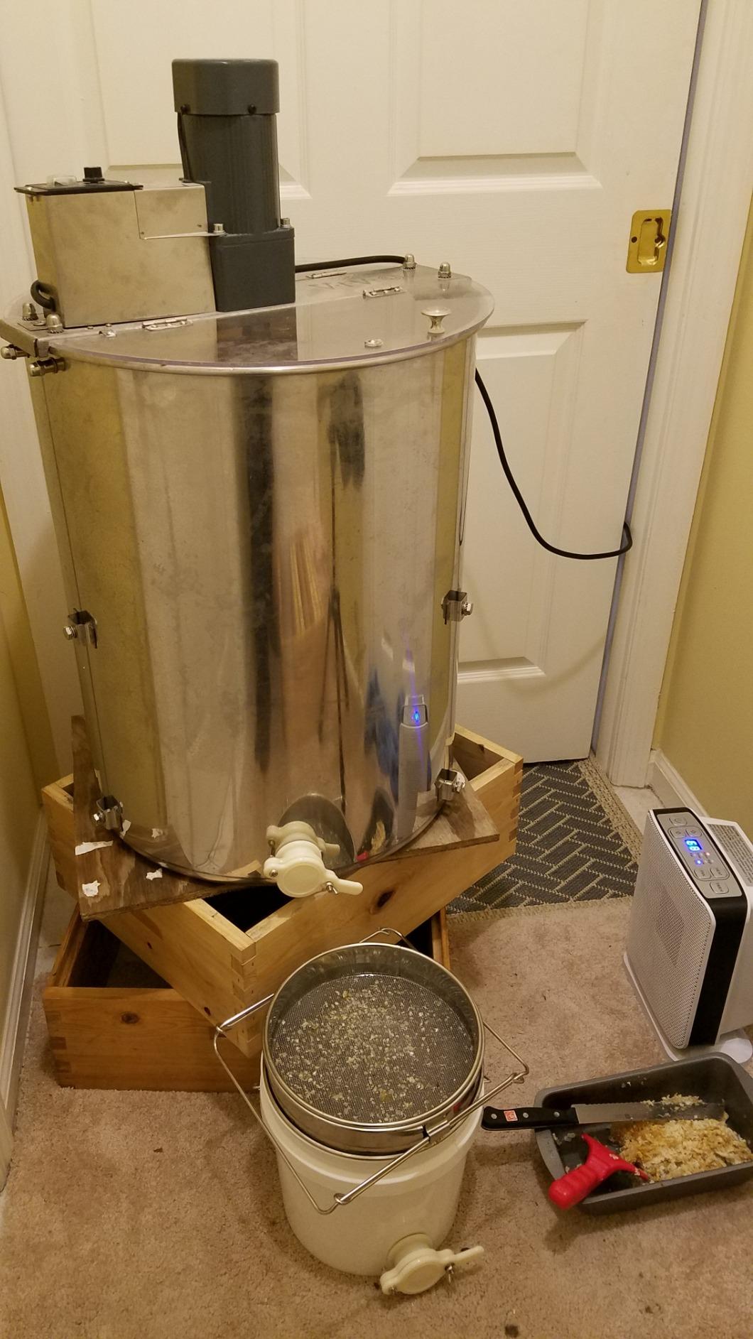 VIVO Electric Honey Extractor 8 Frame Rack, BEE-V004E | 4 Deep Frames, Food Grade, Stainless Steel, Honey Processing Equipment, Powered Honeycomb Drum Spinner, Transparent Lid customer photo 1