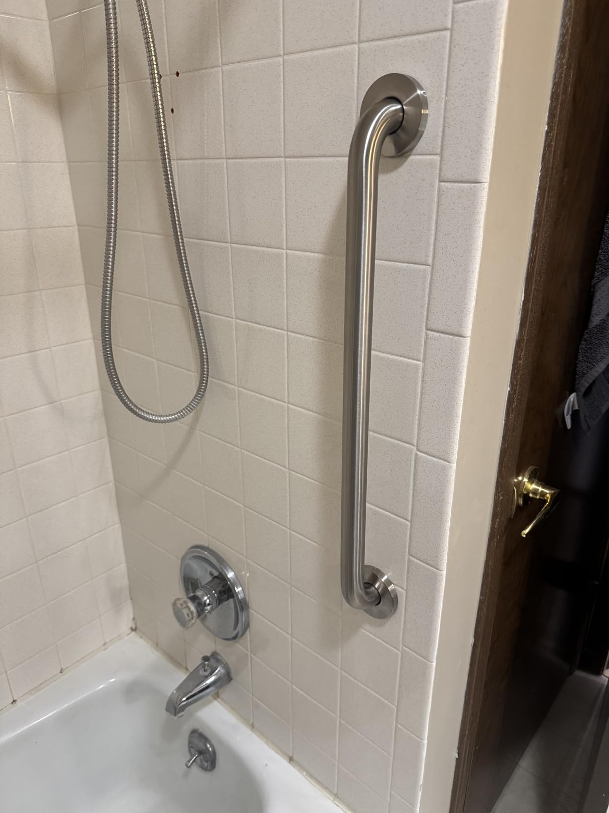 Amazon Basics Bathroom Handicap Safety Grab Bar, 18 Inch Length, 1.25 Inch Diameter, Holds up to 500LBs, ADA Compliant, Stainless Steel customer photo 2