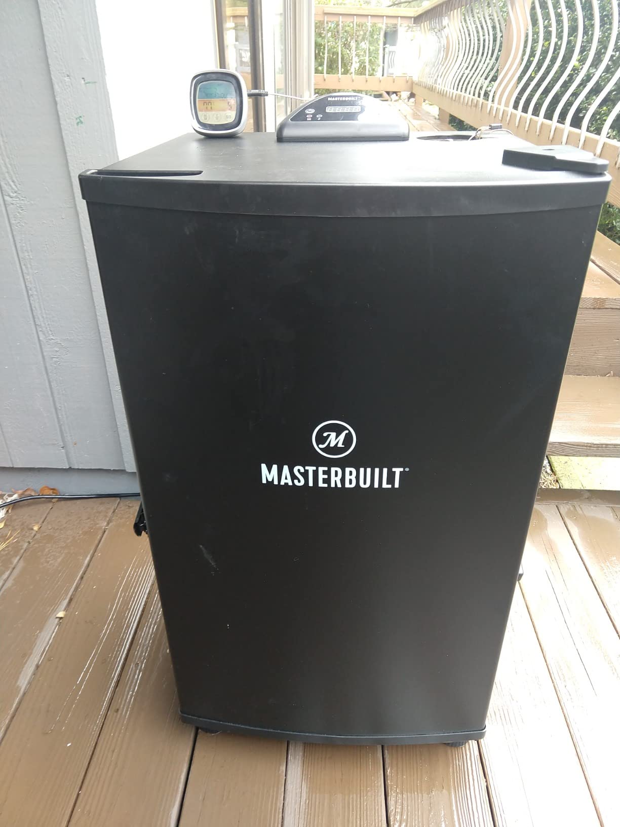 Masterbuilt 30-inch Digital Electric Vertical BBQ Smoker with Side Wood Chip Loader, Chrome Racks and 710 Cooking Square Inches, Black, Model MB20071117 customer photo 2