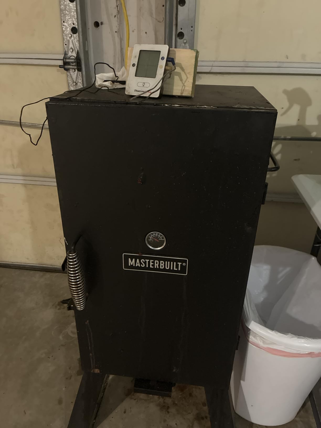 Masterbuilt 30-inch Electric Vertical BBQ Smoker with Analog Temperature Control, Chrome Smoking Racks and 535 Cooking Square Inches, Black, Model MB20070210 customer photo 1