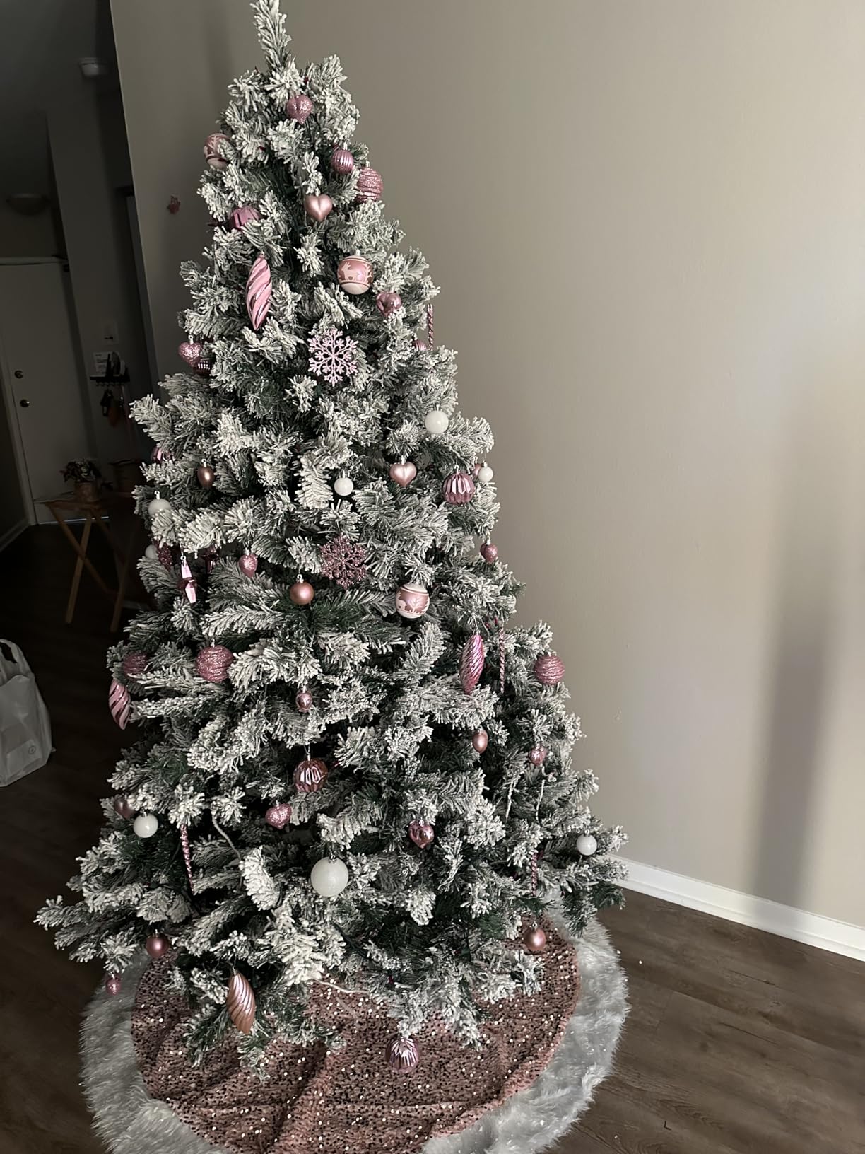 Yaheetech 6ft Snow Flocked Pre-lit Christmas Tree with 250 Warm White Lights, 820 Lush Branch Tips & Quick-Assembly Hinged Design, Full Artificial Xmas Tree for Winter Holiday Décor, Green & White customer photo 2